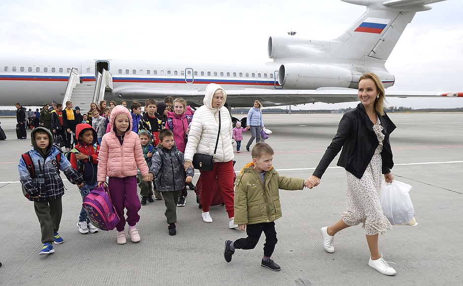 La funcionaria rusa imputada por la CPI, Maria Lvova-Belova, arriba a Moscú con un grupo de chicos trasladados ilegalmente desde la entonces ciudad ocupada de Mariupol en octubre del año pasado. (Presidencia de la Federación Rusa)