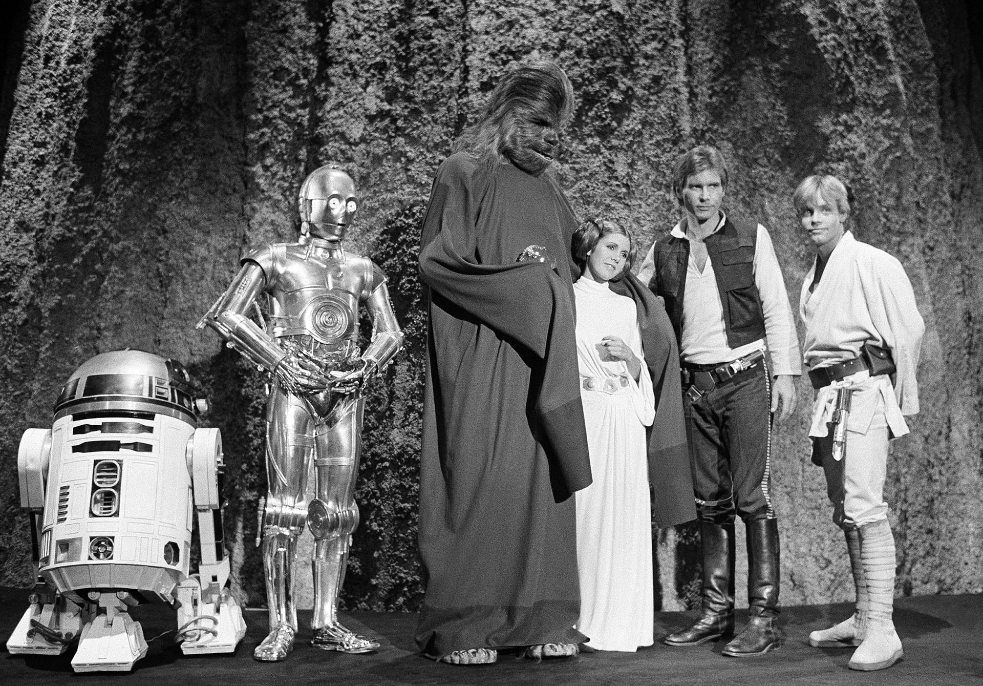 (De izquierda a derecha) Kenny Baker, Anthony Daniels, Peter Mayhew, Carrie Fisher, Harrison Ford y Mark Hamill, en sus roles de "La guerra de las galaxias". (AP /George Brich)