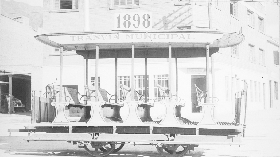 Tranvía de mulas construido por la Compañía J. G. Brill de Filadelfia en 1889 para la Bogotá Railway Company. Archivo de Bogotá.