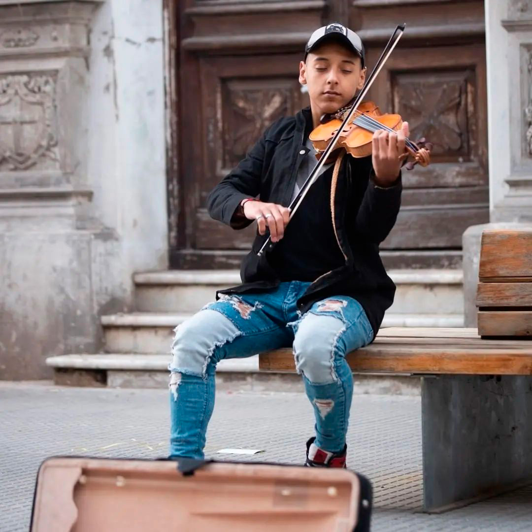 "Soy un violinista santafesino de 15 años, con muchas ganas de llegar lejos, hasta donde los sueños digan basta", asegura. Instagram: @dylanviolinista
