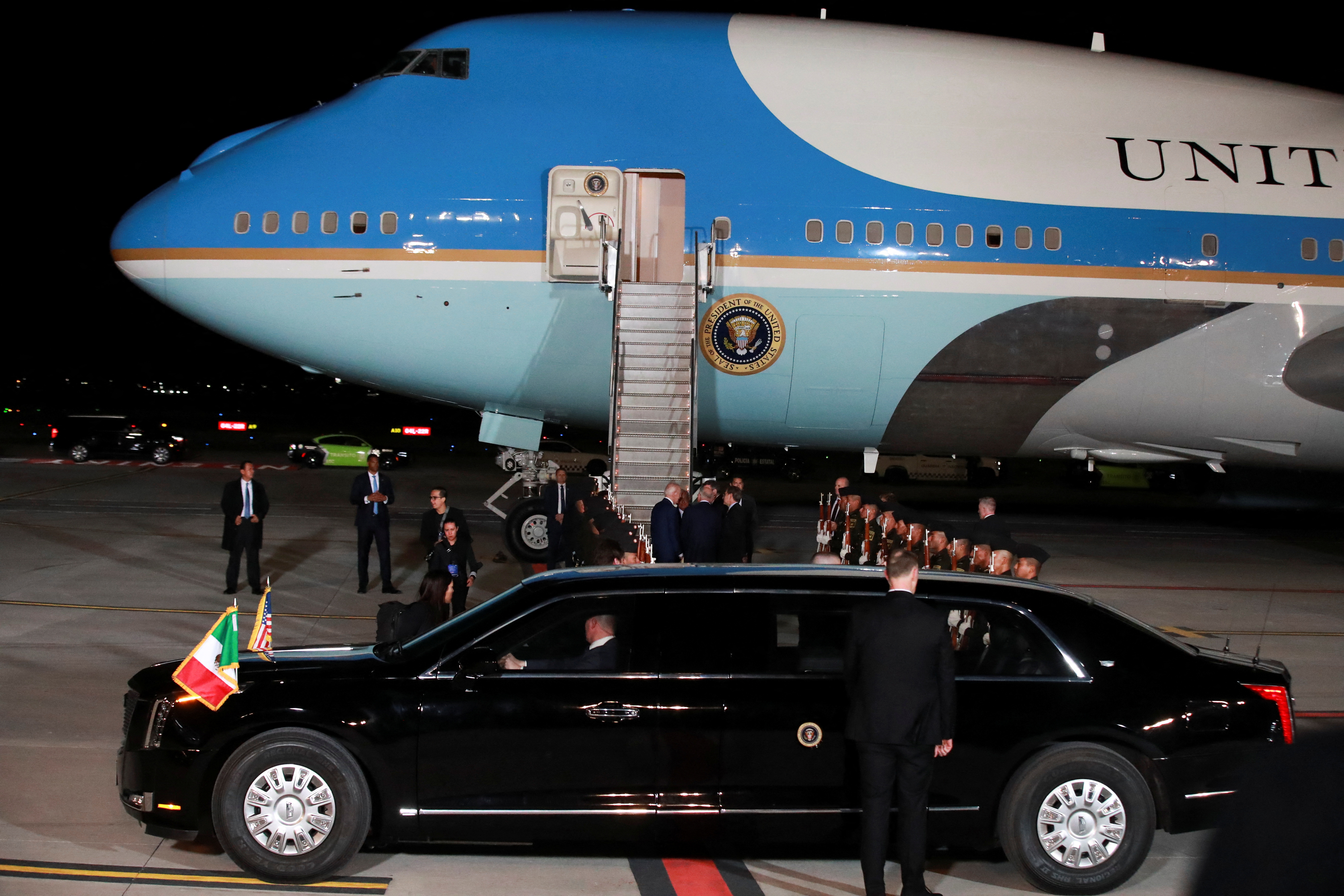 Biden y su escolta están por llegar a su hotel en la colonia Polanco (REUTERS/Henry Romero)