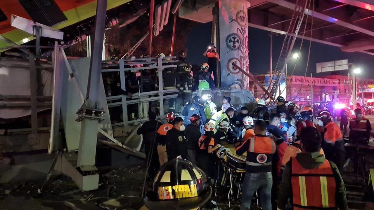 05/03/2021 Rescue work in the collapse of wagons on Line 12 of the Mexico City Metro.  TWITTER POLICY CNPC_MX
