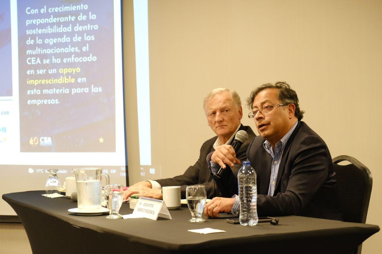 Ricardo Triana, director ejecutivo del CEA y el candidato Gustavo Petro se reunieron en Bogotá. Foto: campaña Petro.