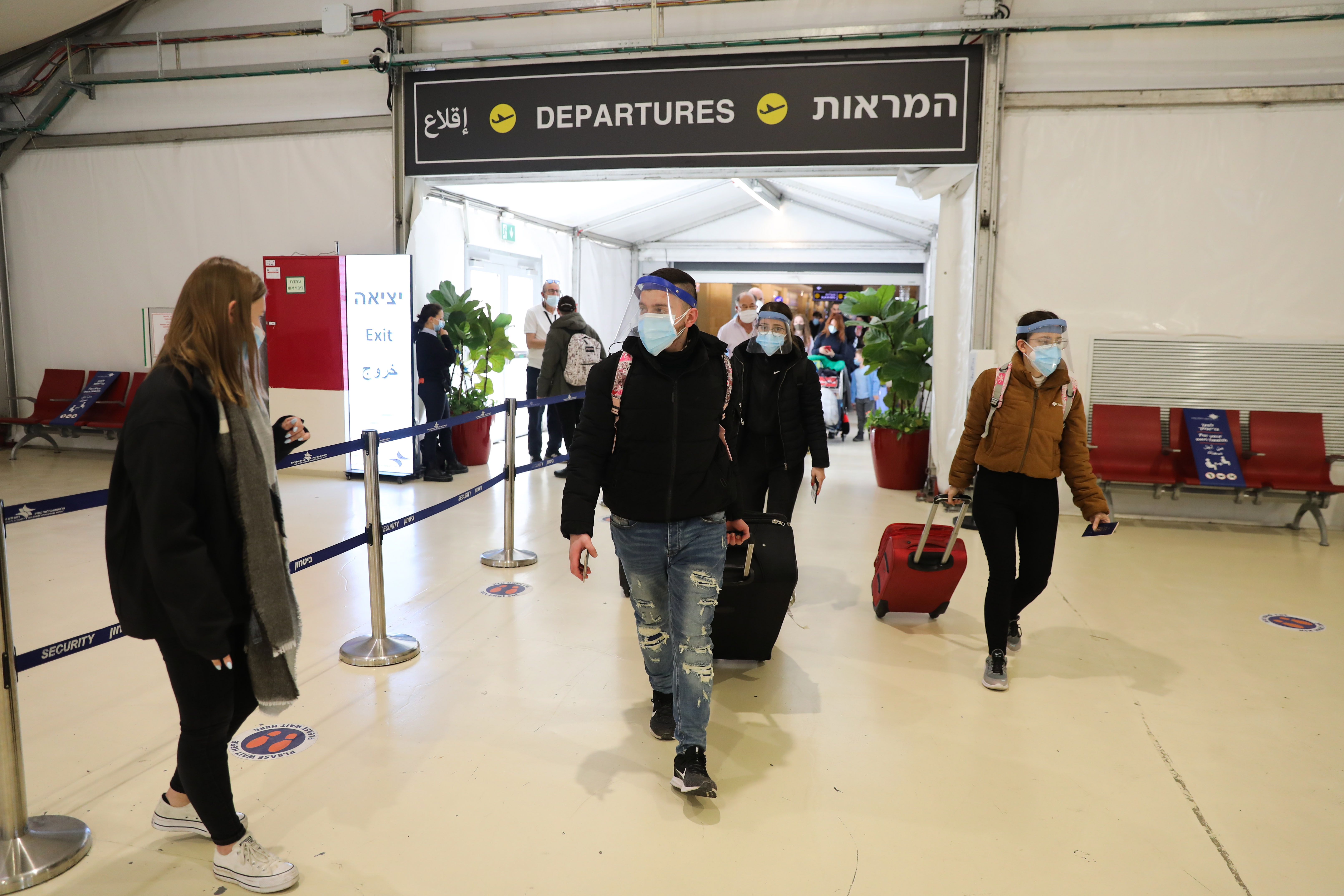 Pasajeros en el Aeropuerto Ben Gurión de Tel Aviv, en una fotografía de archivo. EFE/EPA/ABIR SULTAN
