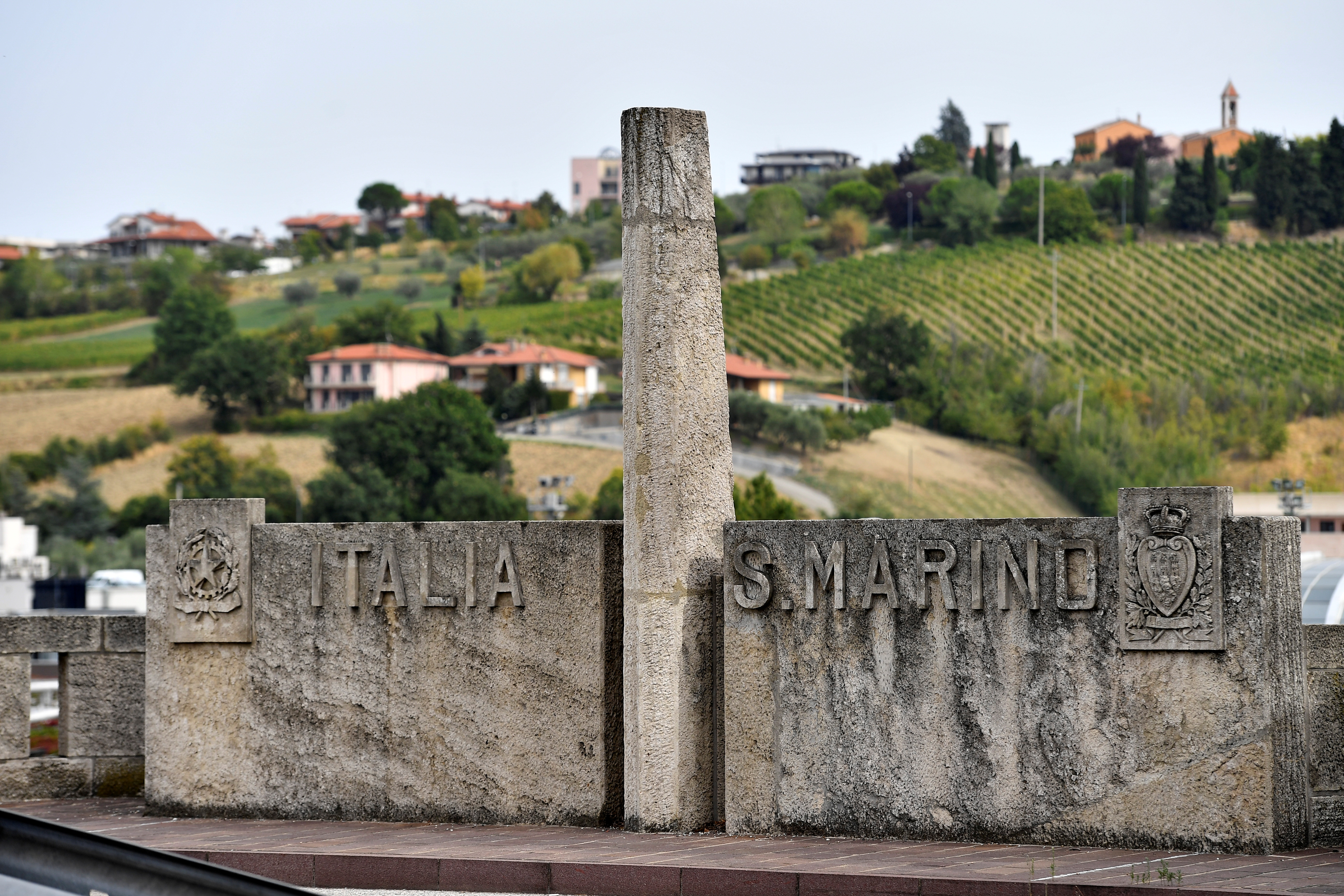 Una vista de la frontera entre Italia y San Marino antes del referéndum del microestado sobre la legalización del aborto, en San Marino, el 15 de septiembre de 2021.  (REUTERS/Jennifer Lorenzini)