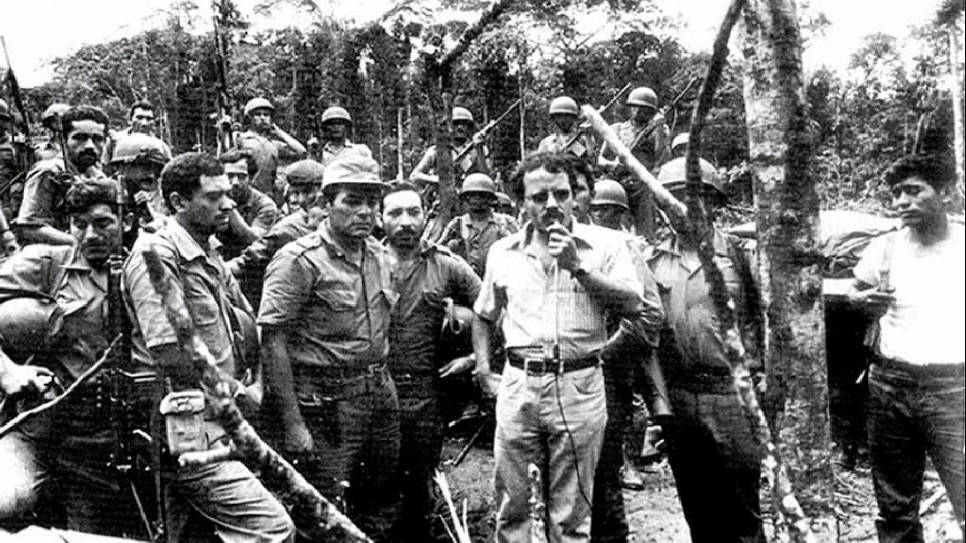 Solados peruanos en el ‘Falso Paquisha’ rodeando al periodista César Hildebrandt (Secretaría de Prensa de la Presidencia de la República)