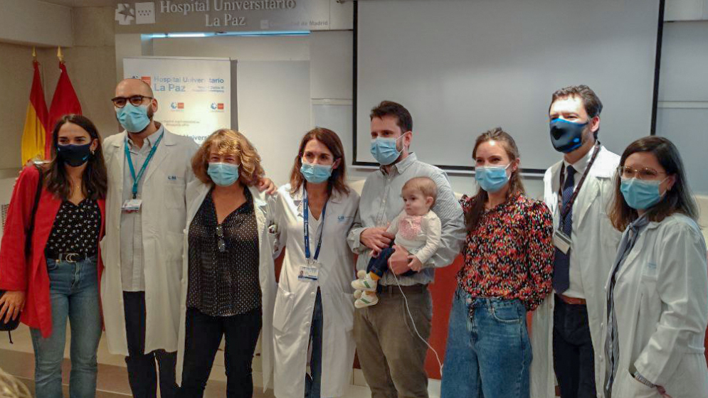 Emma con sus padres y el equipo del servicio de cirugía pediátrica del Hospital Universitario La Paz, en Madrid, España (Créditos: TwinClick Comunicación)