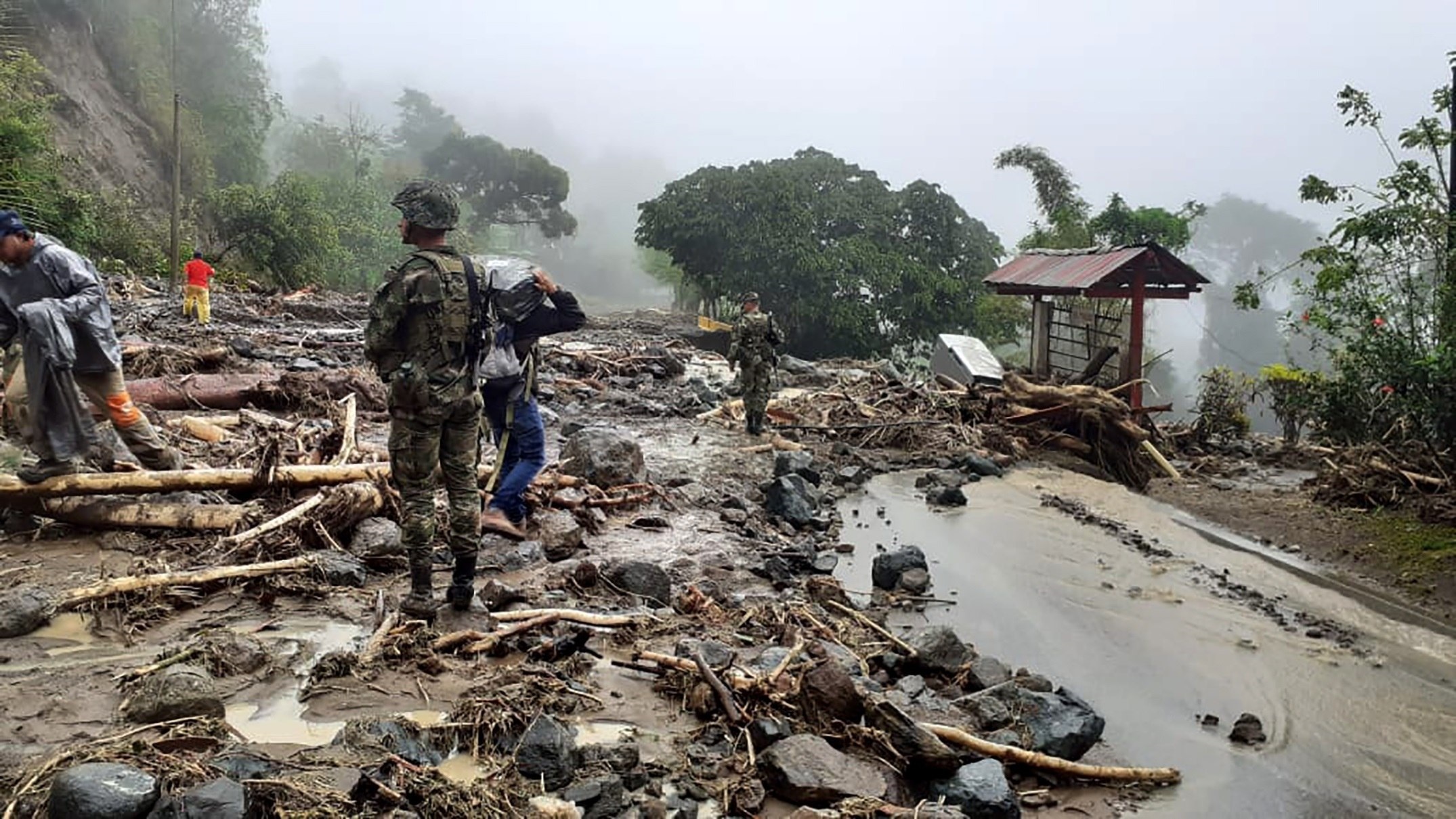 Imagen de referencia. Deslizamiento de tierra por las fuertes lluvias en la vía Uramita-Dabeiba, en Antioquia, en noviembre de 2020. (Colombia). Foto: EFE/ Ejército Nacional de Colombia

