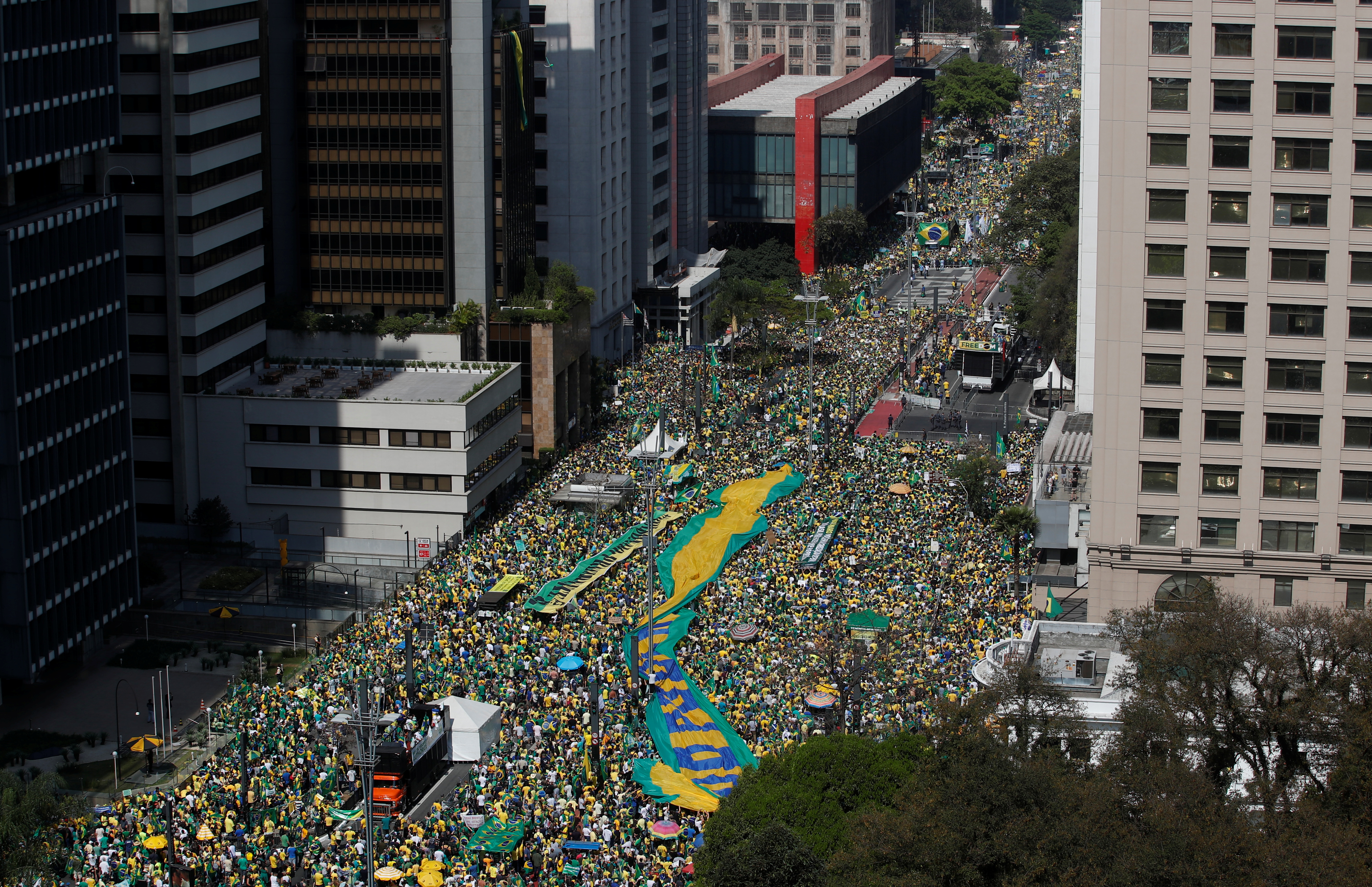 Los seguidores de Bolsonaro desplegaron una enorme bandera en San Pablo