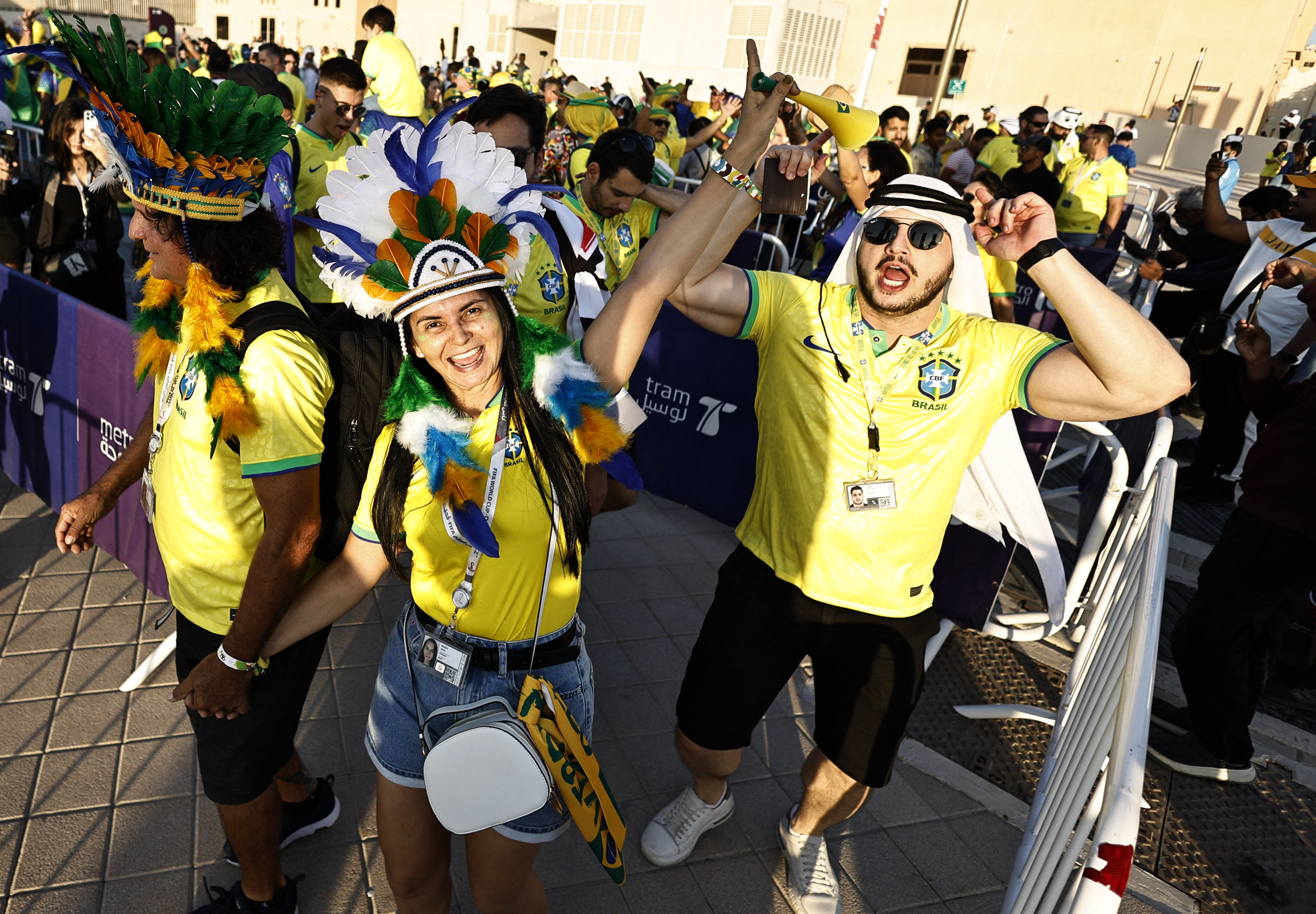 Fanáticos de Brasil arman la fiesta en la estación del metro de Doha rumbo al duelo ante Suiza | REUTERS/Hamad I Mohammed