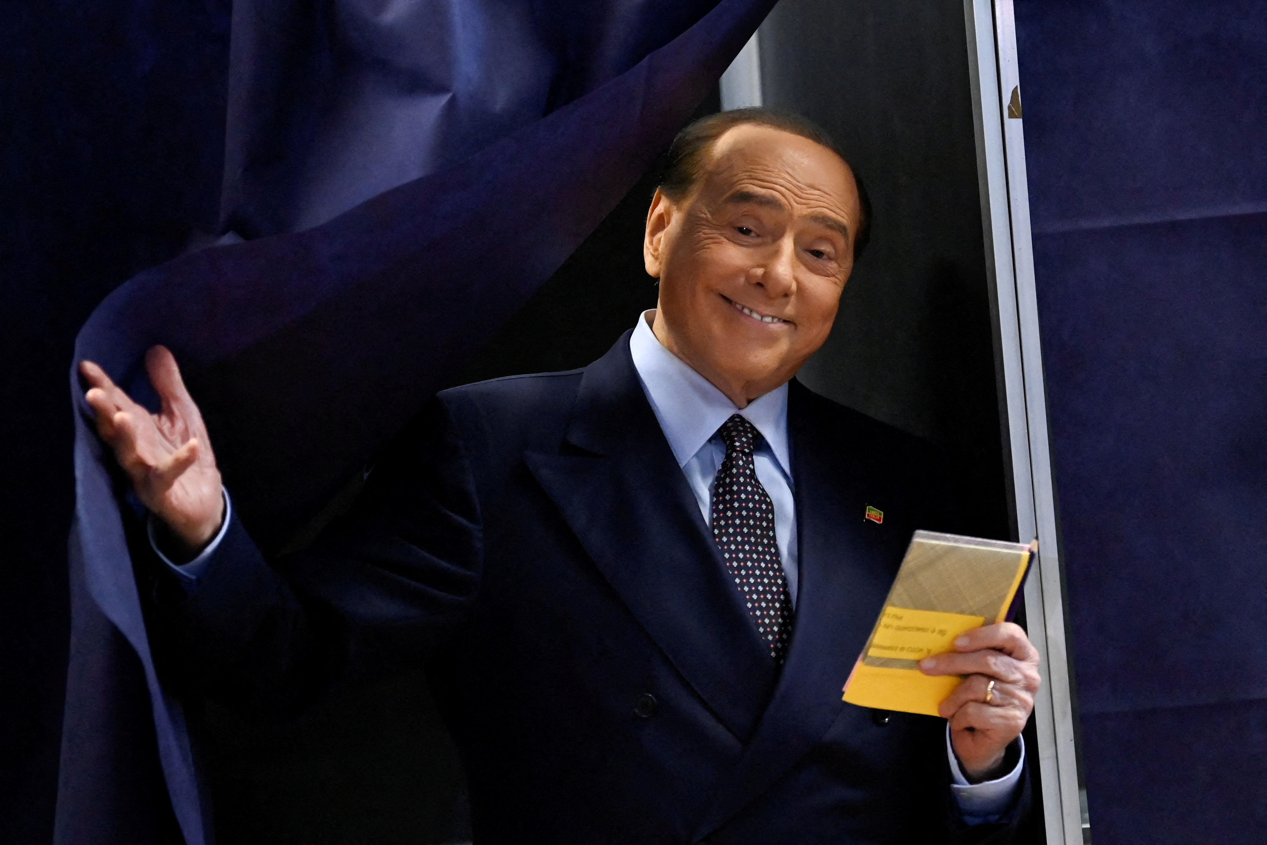El líder del partido Forza Italia, Silvio Berlusconi, emite su voto en un colegio electoral durante las elecciones anticipadas, en Milán, Italia, el 25 de septiembre de 2022. REUTERS/Flavio lo Scalzo 
