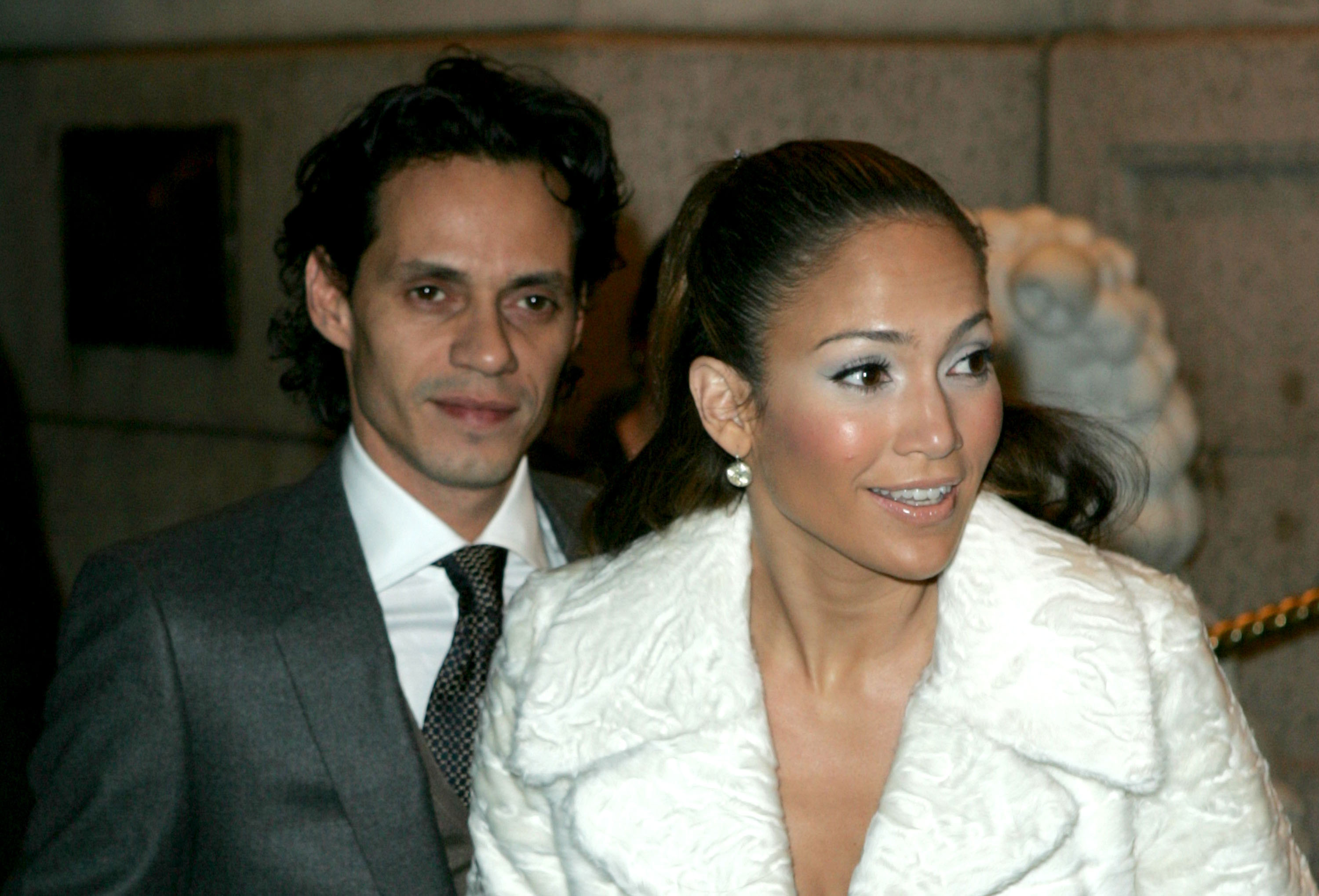 Marc Anthony y Jennifer Lopez en 2004 en Nueva York. Después de varias colaboraciones y una amistad, llegó el amor e hijos (Photo by James Devaney/WireImage)