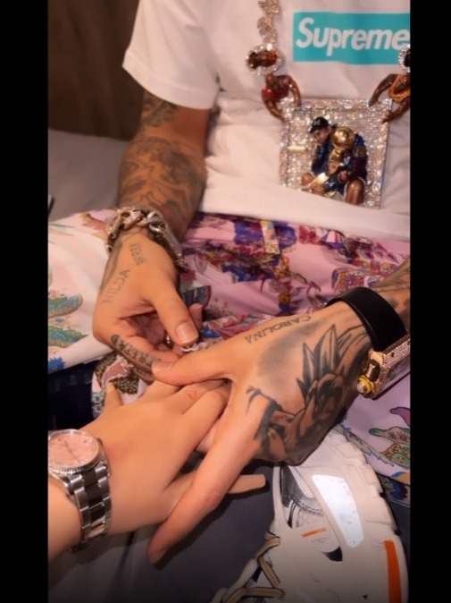 El puertoriqueño le entregó una joya llena de diamantes en el dedo anular de su mano izquierda Foto: Captura del vídeo