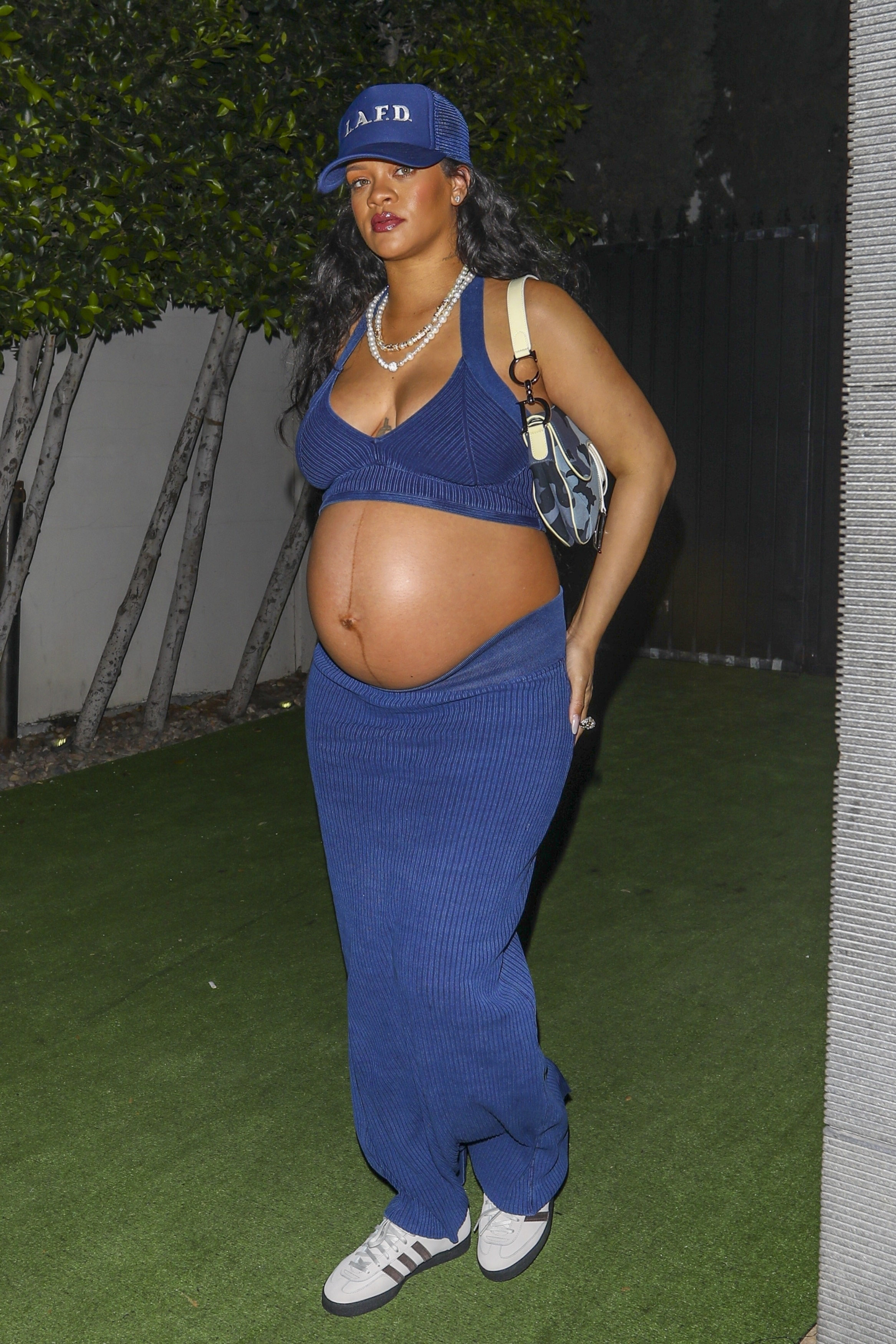 Noche romántica. Rihanna y A$AP Rocky fueron a comer al exclusivo restaurante Nobu de Los Ángeles. Para ello, la artista lució un conjunto de top y pollera azul, que combinó con su gorra y con el que mostró su panza de embarazo: está esperando su primer hijo con el rapero (Fotos: The Grosby Group)