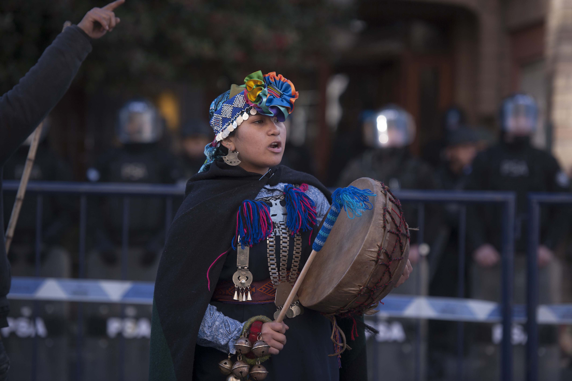 Una integrante de organizaciones mapuches durante una manifestación frente al Juzgado Federal de Bariloche (Télam)