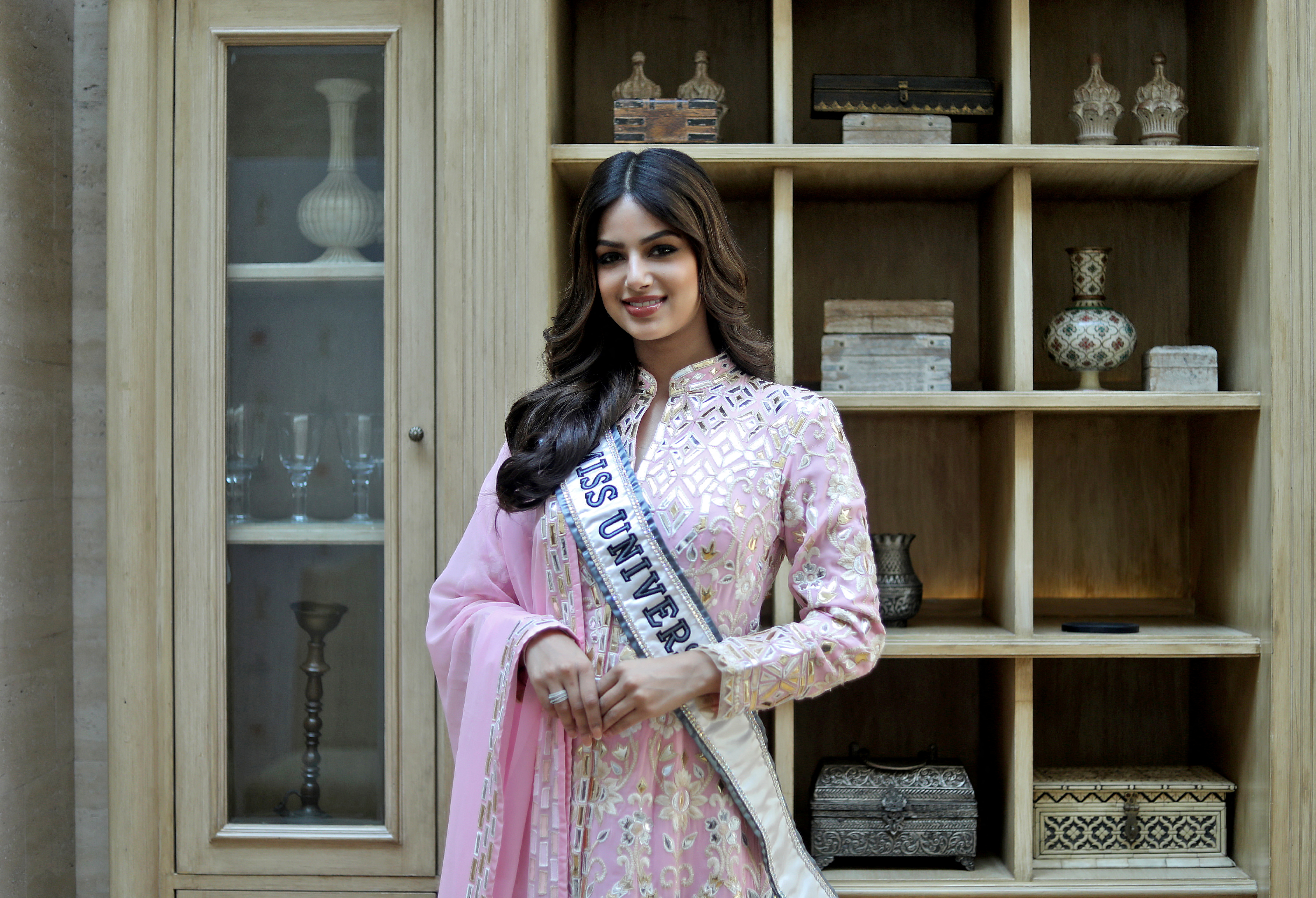 Harnaaz Sandhu estará de visita en Colombia como parte de sus labores sociales con la organización Miss Universe y MissUniverse Colombia, María Fernanda Aristizábal estará acompañándola. REUTERS/Niharika Kulkarni