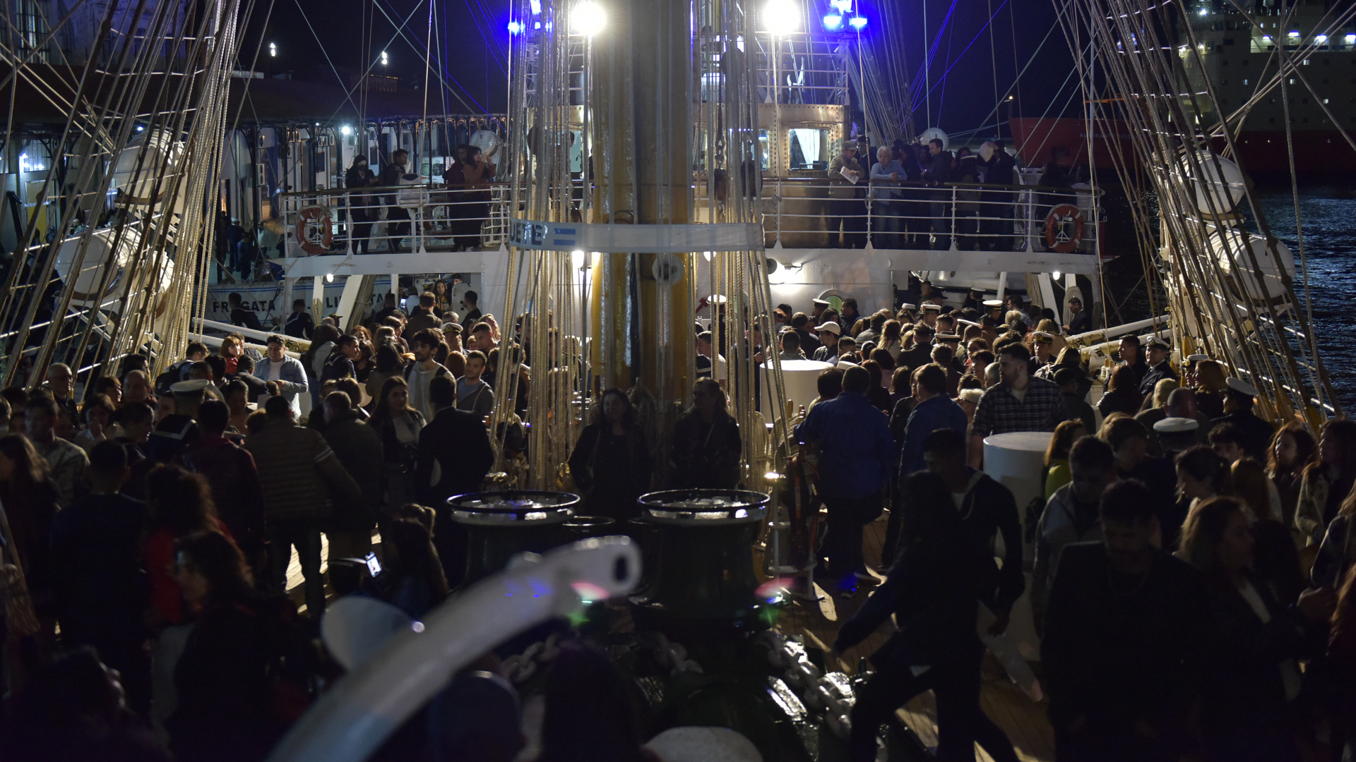 La llegada nocturna de la Fragata Libertad al puerto de Buenos Aires (Foto Gustavo Gavotti)