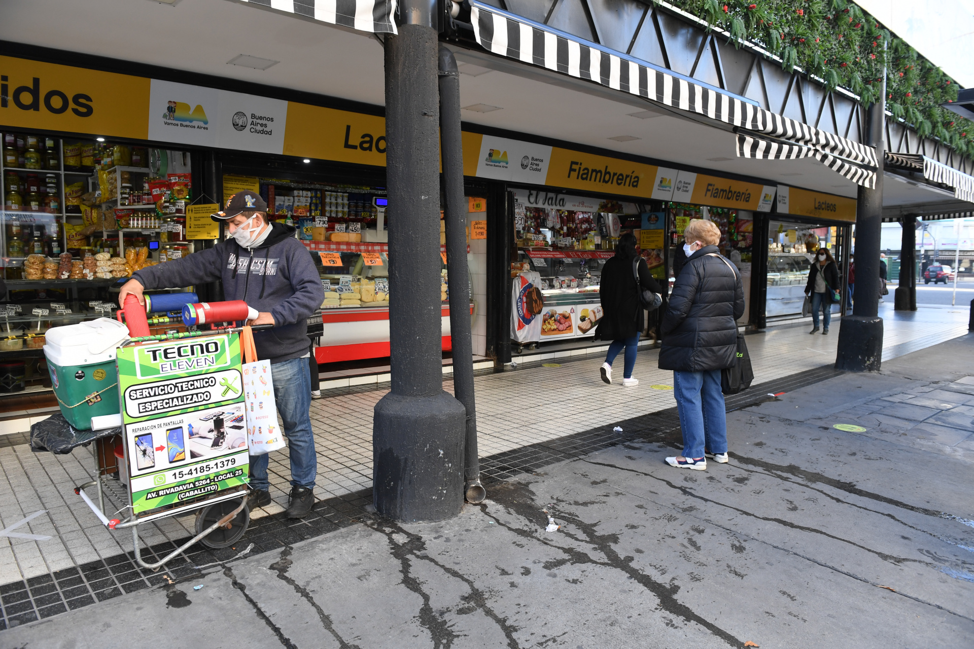 Además volvieron a abrir 27 ferias de productos primarios en el horario de 8 a 14 y distribuidas en los siete días de la semana.