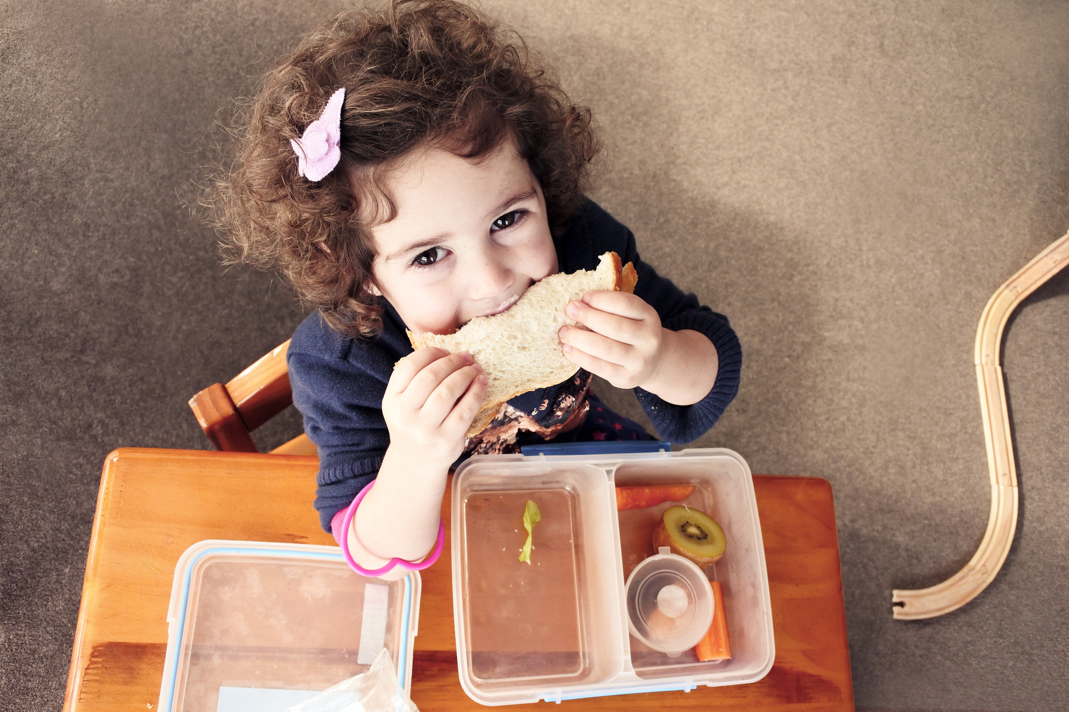 Los buenos hábitos alimenticios se aprenden y la primera infancia es un gran momento para enseñar a los más chicos a comer saludable (Getty)