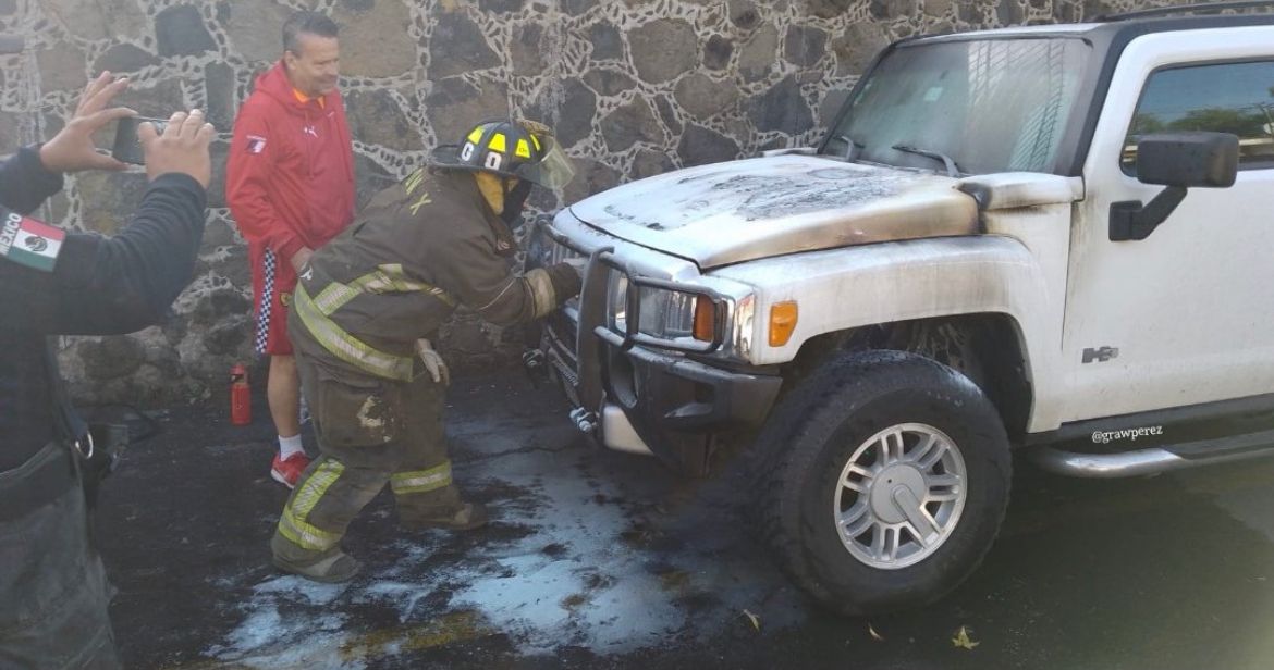 Adame explicó que se pudo salir de su camioneta antes de que las llamas cubrieran el motor y varias personas lo ayudaron a apagarlo
(Twitter/@Bomberos_CDMX)