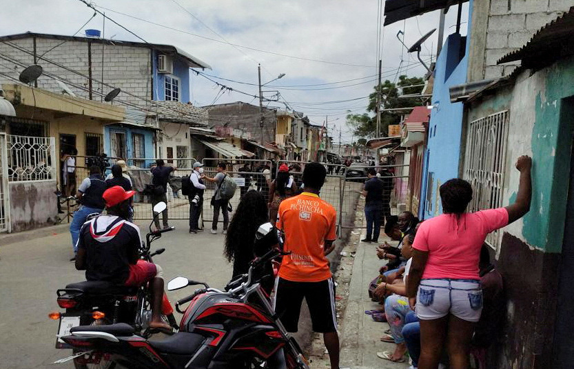 Dos sicarios a bordo de una moto plantaron un explosivo frente a un restaurante en el barrio popular de Cristo del Consuelo (REUTERS/Vicente Gaibor del Pino)