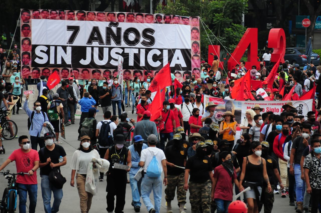 Archivo.- Padres de los 43 normalistas desaparecidos de Ayotzinapa, acompañados por estudiantes de distintas escuelas normales, marcharon por el séptimo aniversario de la desaparición de los estudiantes. (FOTO: DANIEL AUGUSTO /CUARTOSCURO)