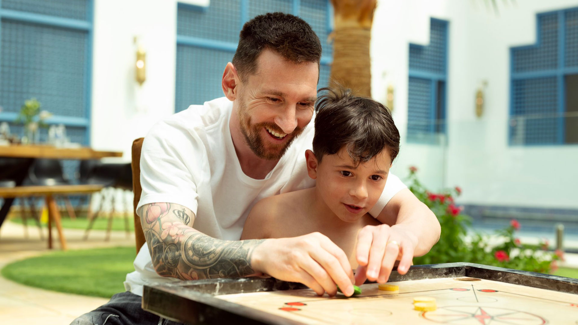 Messi jugando con Mateo (AhmedAlKhateeb)