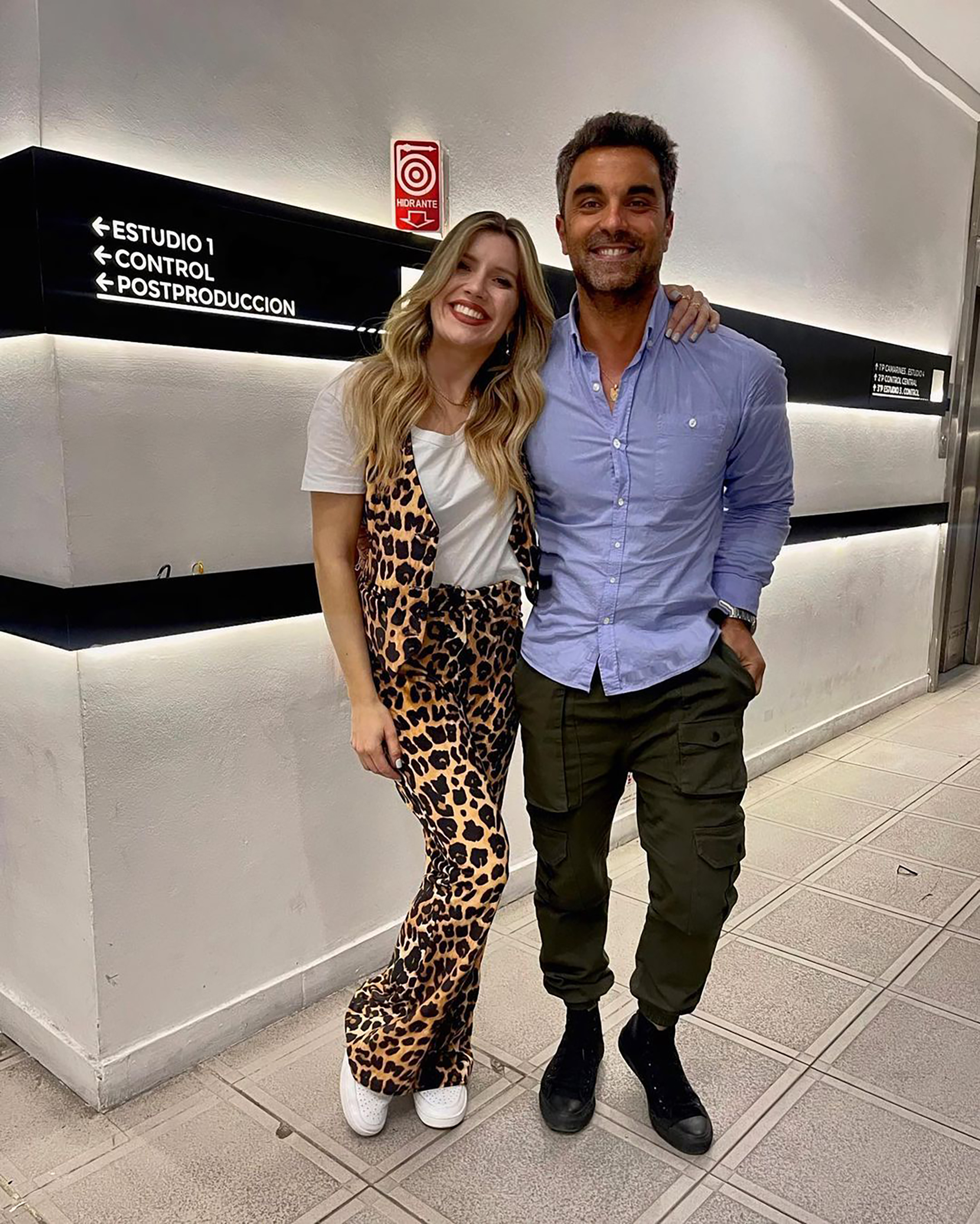 Laurita Fernández y Claudio Brusca en la productora donde trabajan (Instagram)