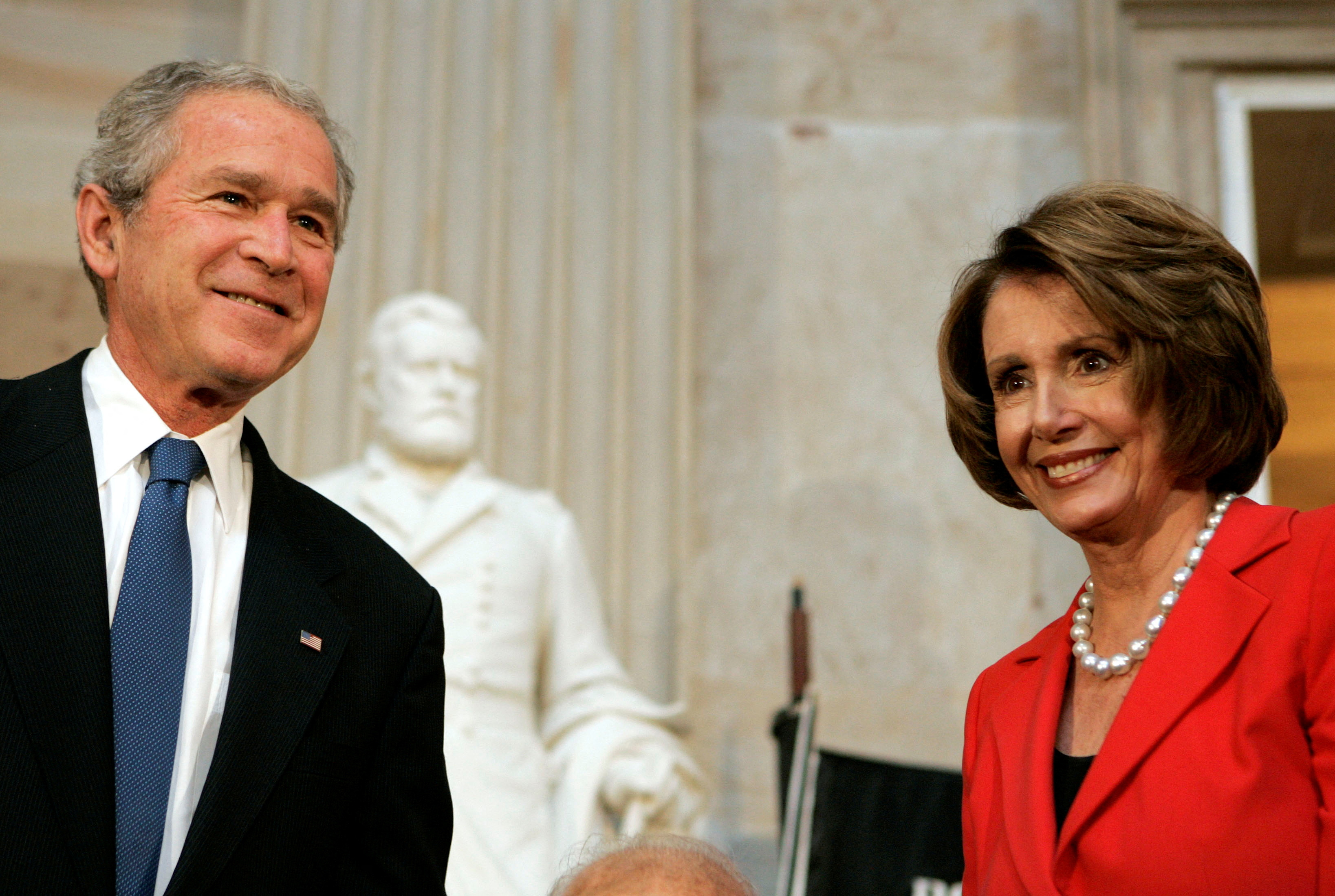 Pelosi junto a George W. Bush (REUTERS/Larry Downing/File Photo)