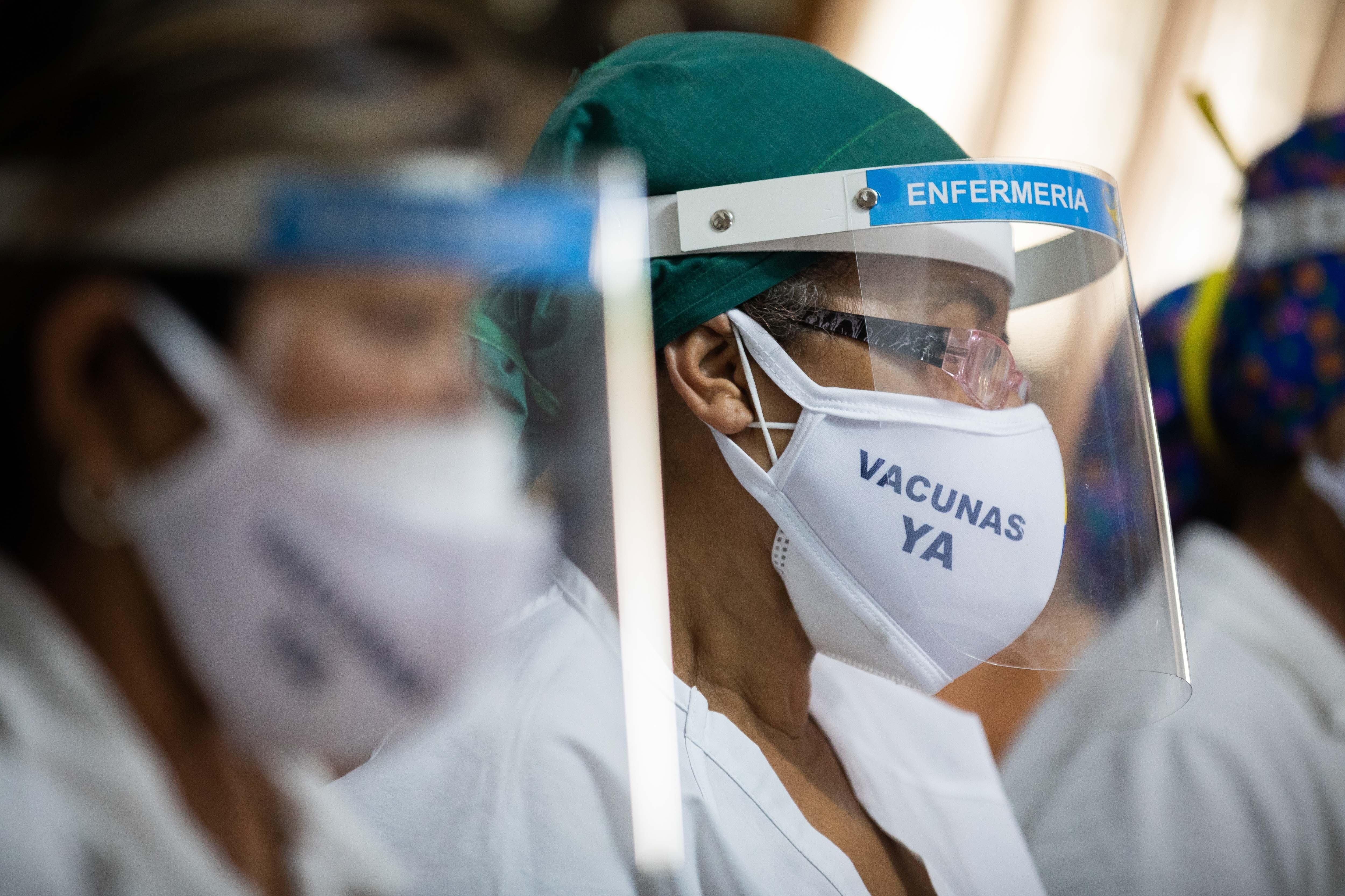Varias enfermeras en una protesta en Caracas (EFE/ Rayner Peña R./Archivo)
