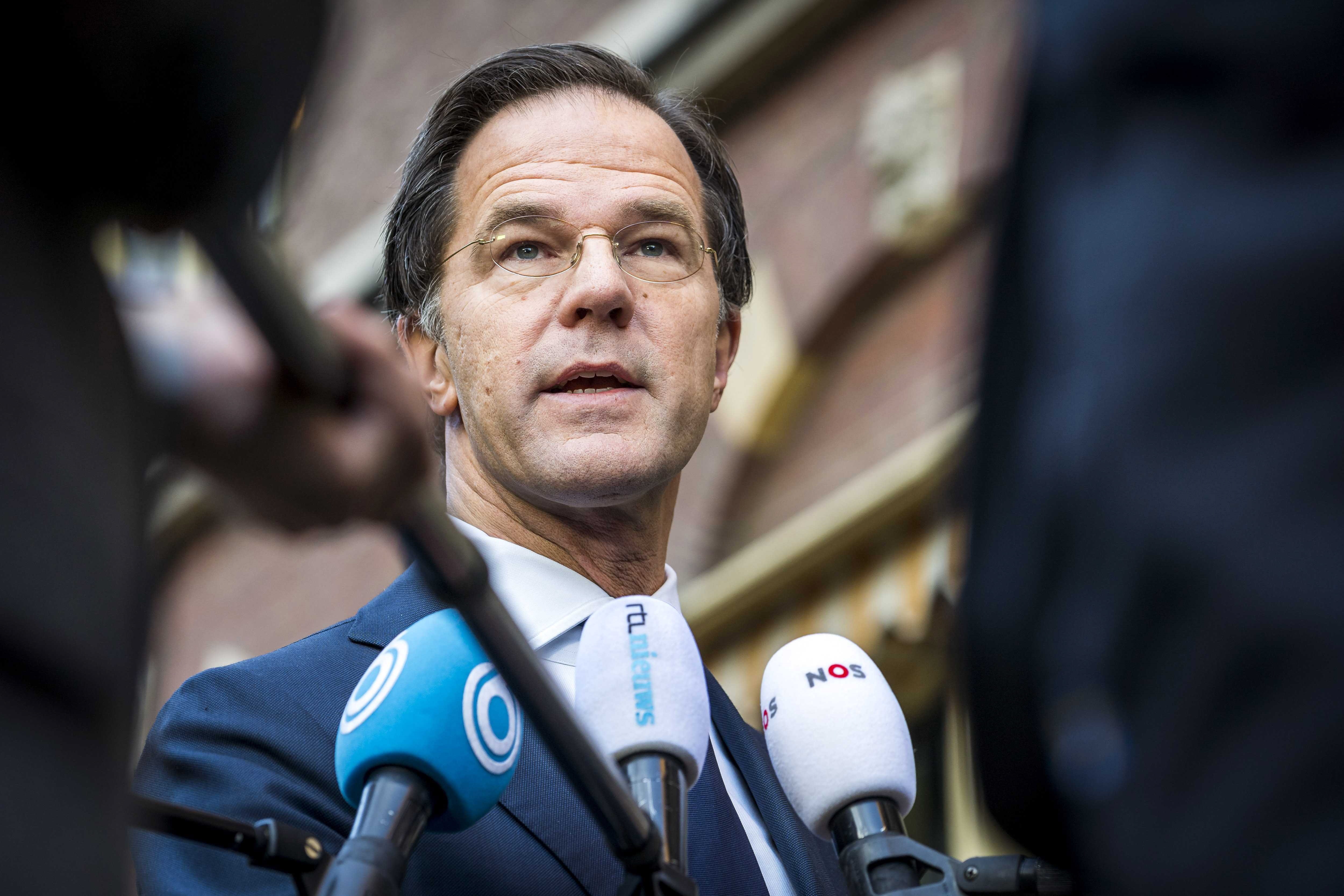 El primer ministro saliente de Países Bajos, Mark Rutte, condenó este lunes como "inadmisibles" los disturbios de este fin de semana en varias ciudades neerlandesas contra el toque de queda por la pandemia (EFE/EPA/LEX VAN LIESHOUT)
