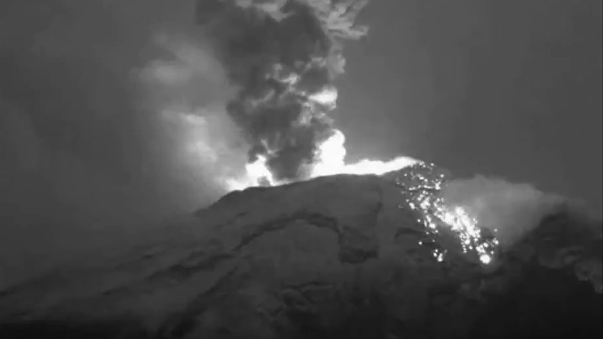 Una nueva explosión del Popocatépetl generó alarma (Twitter/ @webcamsdemexico)