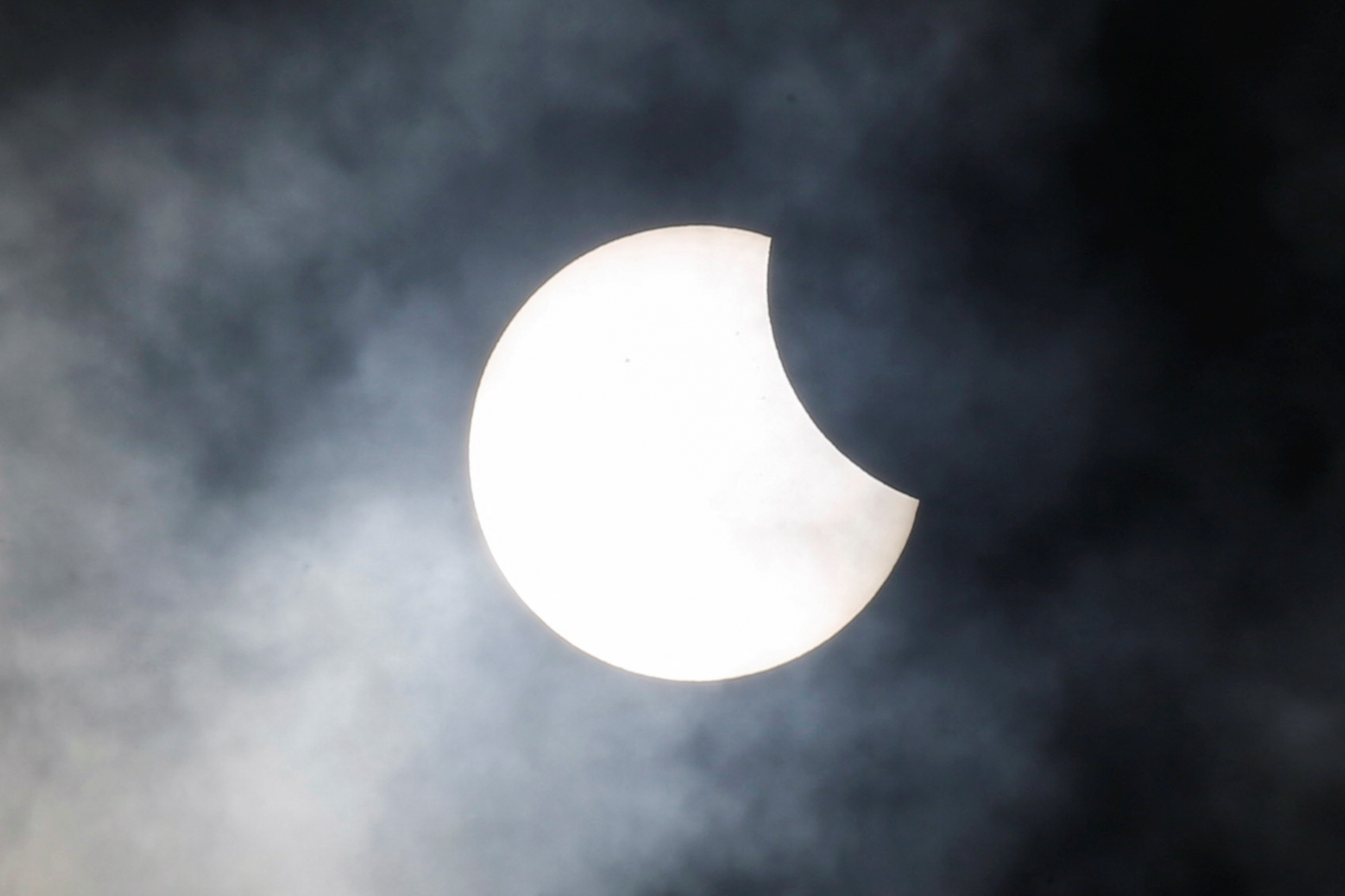 En la capital de Indonesia, cientos de personas acudieron al Planetario de Yakarta para ver el eclipse que quedó oculto por las nubes. (REUTERS)