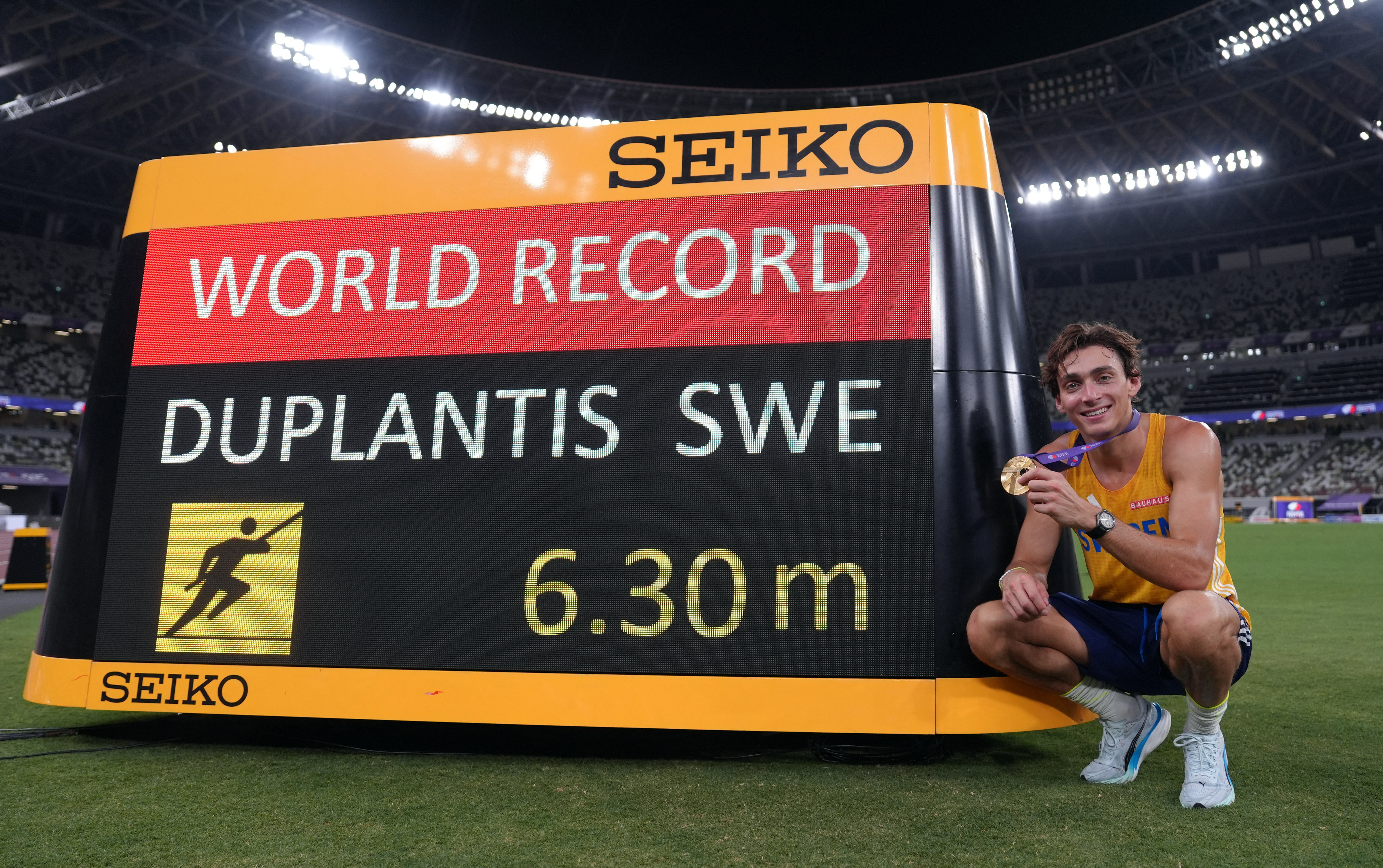 Mondo Duplantis hizo historia en el deporte: saltó 6.30 metros, rompió su propio récord por 14° vez y se consagró tricampeón del mundo - Infobae