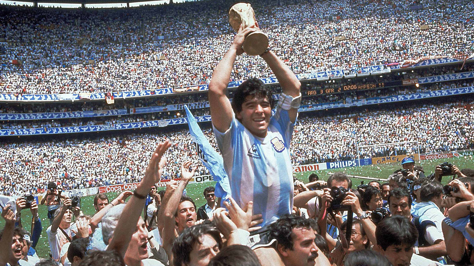 Diego Armando Maradona, el héroe nacional, y el sueño hecho realidad en el Estadio Azteca  el 29 de junio de 1986 (AP)