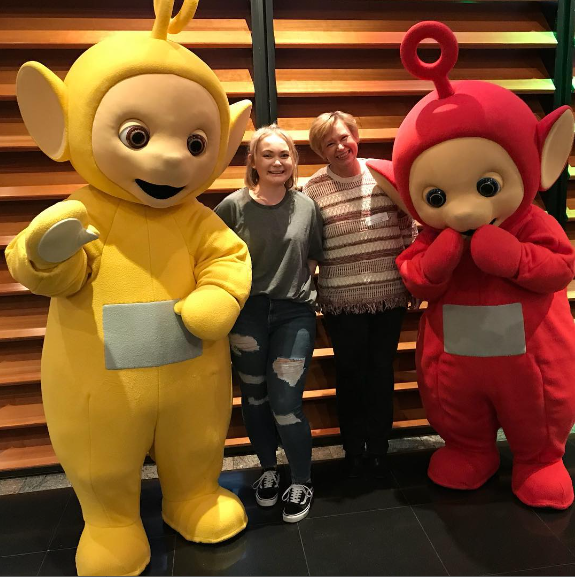 Jess Smith junto a su mamá y Laa Laa y Po de los Teletubbies (Instagram)