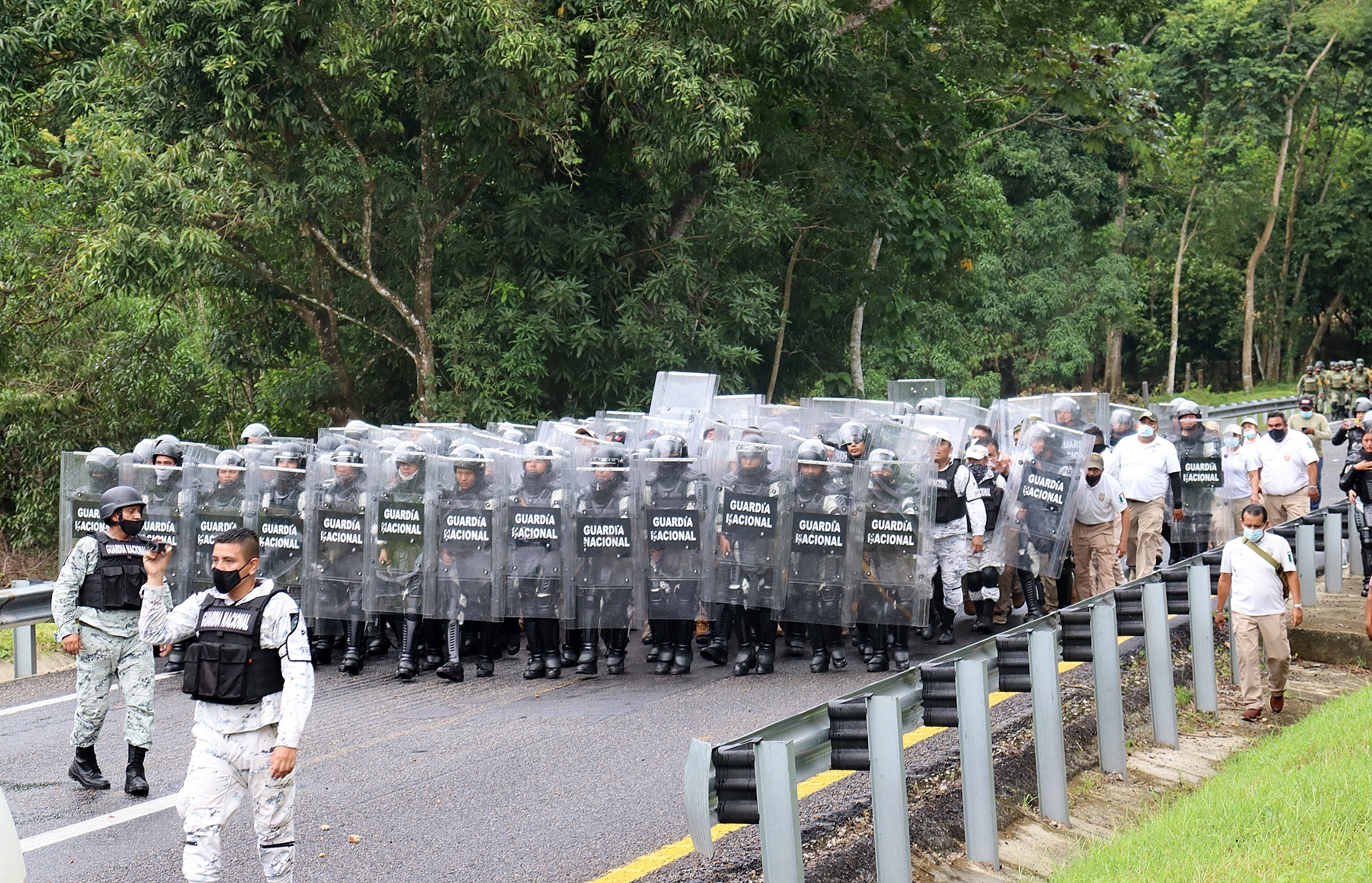 Personal de la Guardia Nacional bloquean el paso a migrantes centroamericanos, sobre la autopista del municipio de Mapastepec, en el estado de Chiapas (Foto: EFE)
