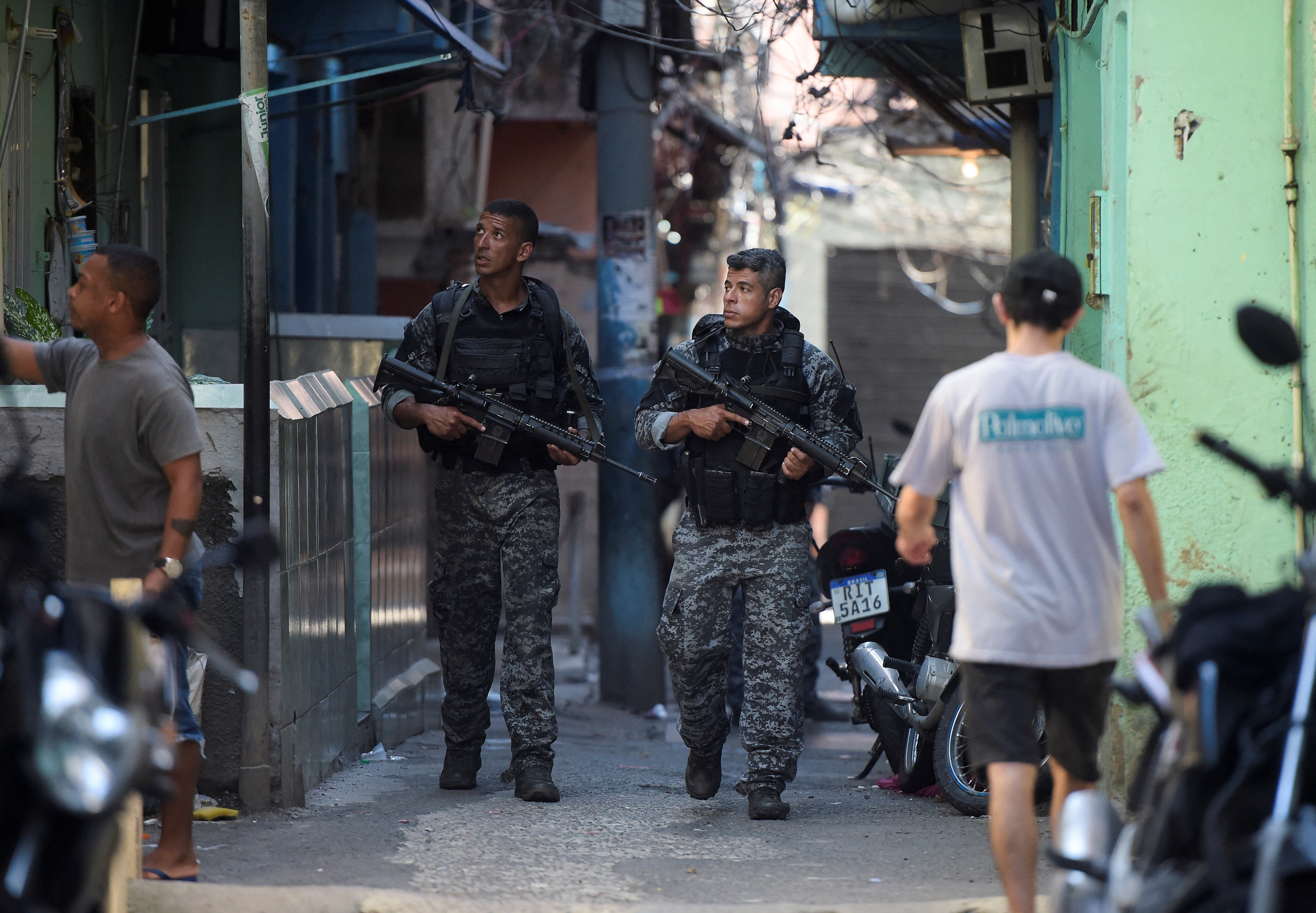 Hasta el momento no ha habido registro de tiroteos durante las ocupaciones y han sido detenidas una treintena de sospechosos, (REUTERS/Alexandre Loureiro)