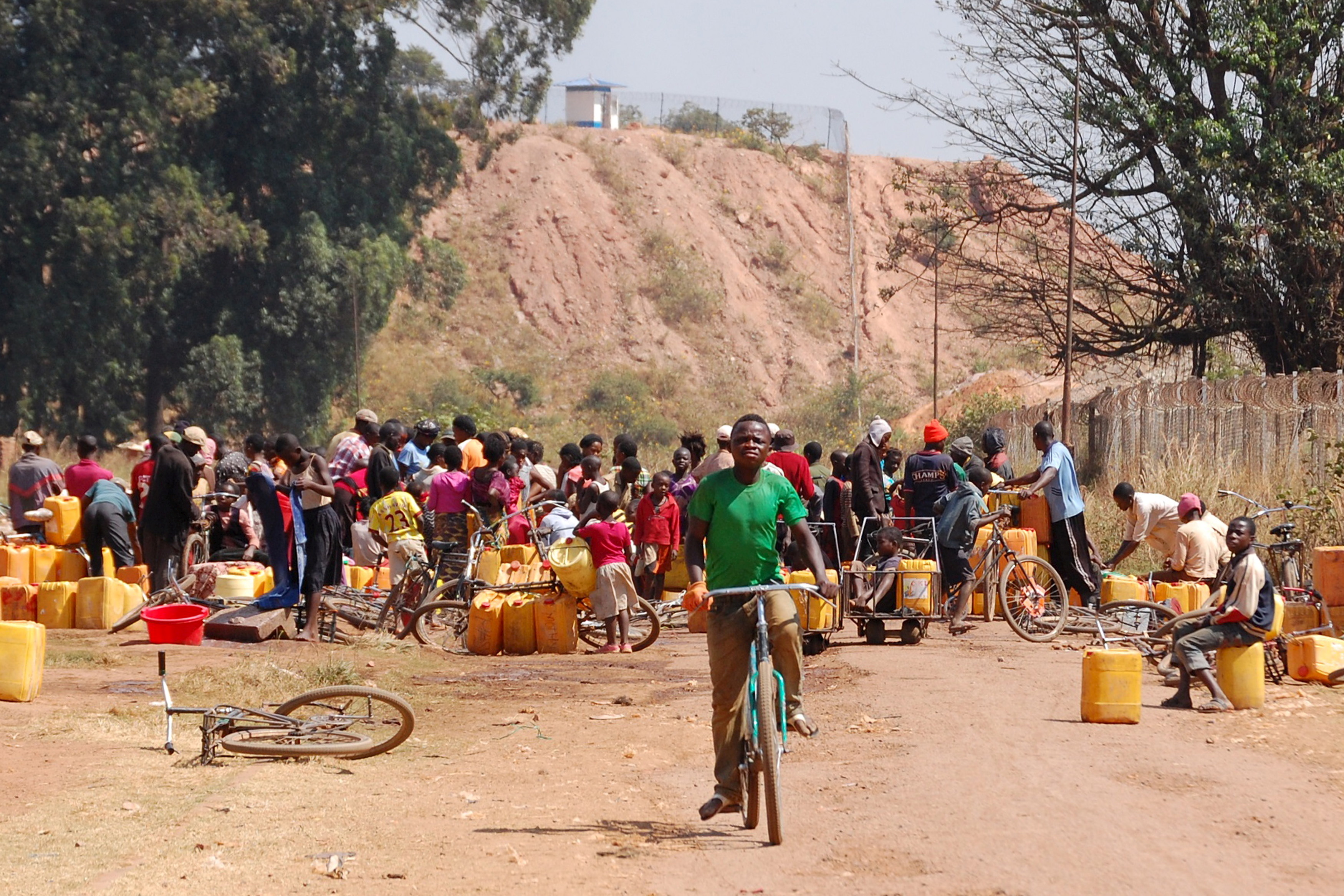 Personas sacan agua de una mina de cobre y cobalto administrada por Sicomines en Kolwezi, República Democrática del Congo. REUTERS/Aaron Ross/Foto de archivo/Foto de archivo