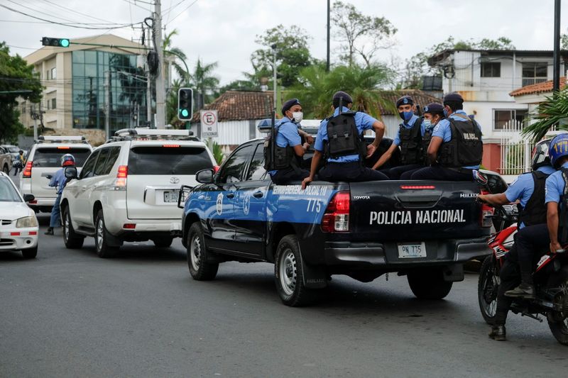 Policías escoltan el vehículo de Félix Maradiaga, aspirante a candidato del grupo opositor Unidad Nacional Azul y Blanca (UNAB), al salir de la Fiscalía General de la República de Nicaragua tras ser citado por las autoridades, en Managua (Foto: Reuters)
