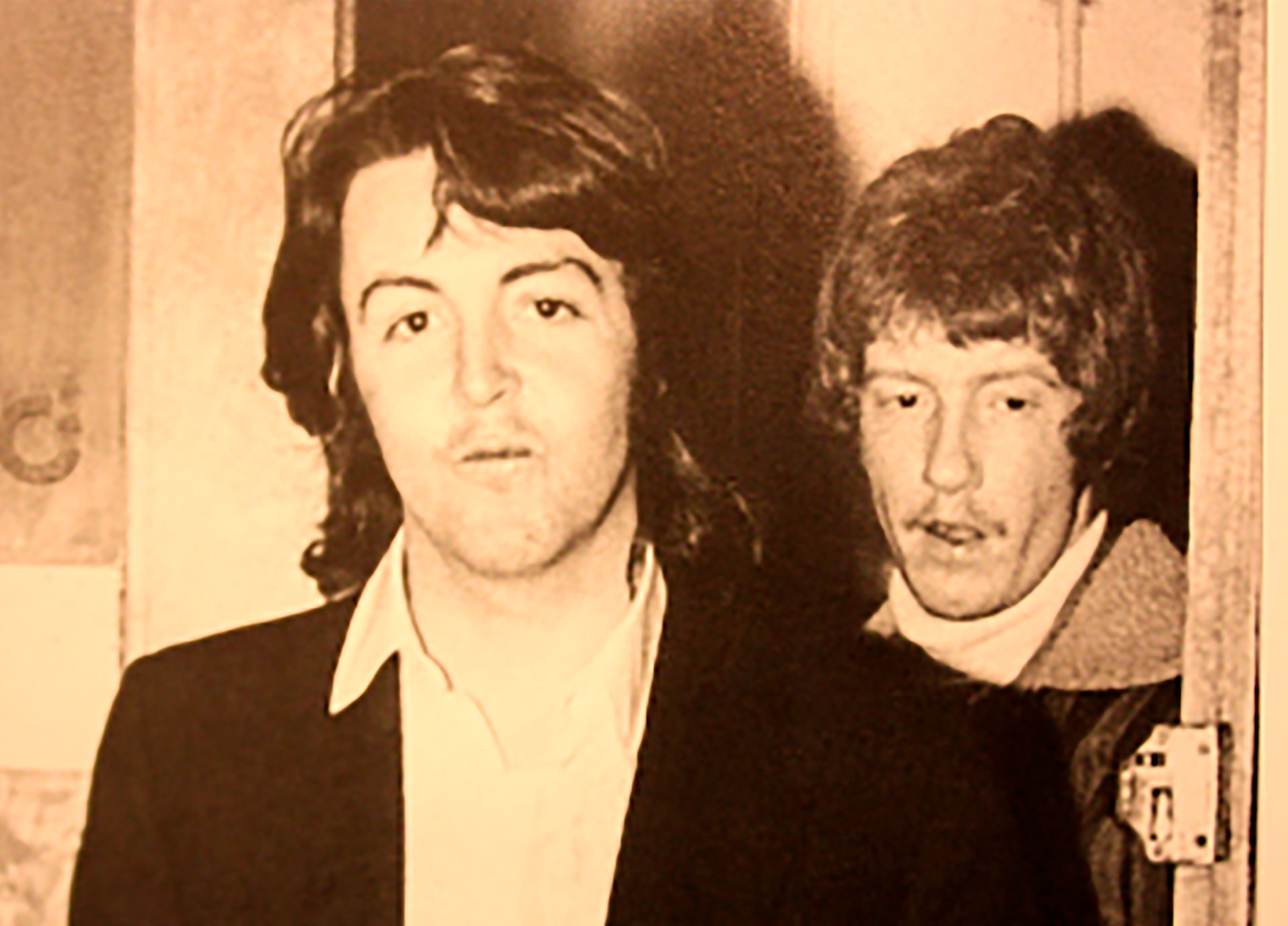 Harrington escolta a Paul McCartney a la salida del estudio (Foto extraída del libro "Who's the redhead on the roof")