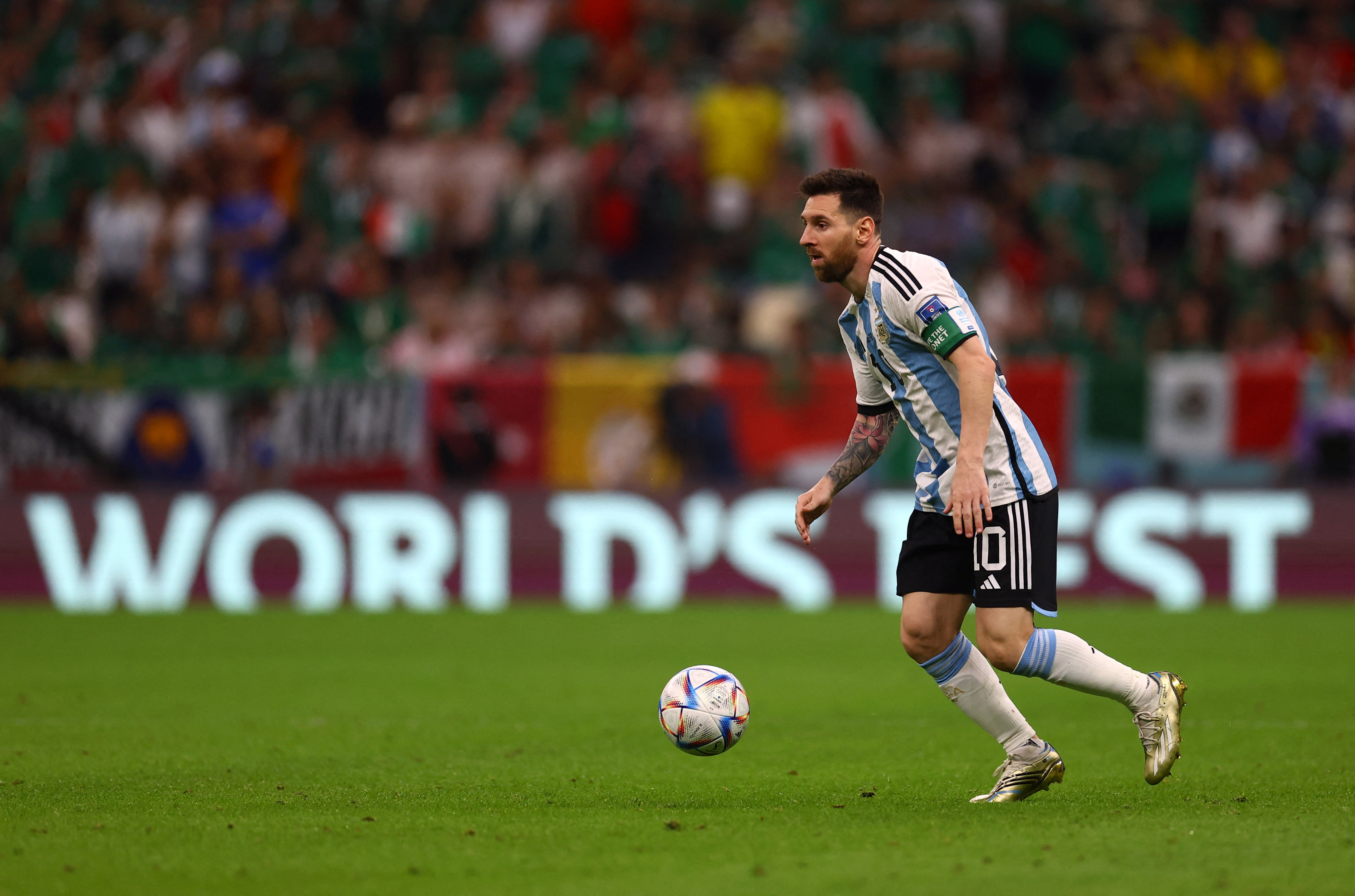 El 10 de Argentina tuvo una opción clara, pero el remate se fue desviado (REUTERS/Kai Pfaffenbach)