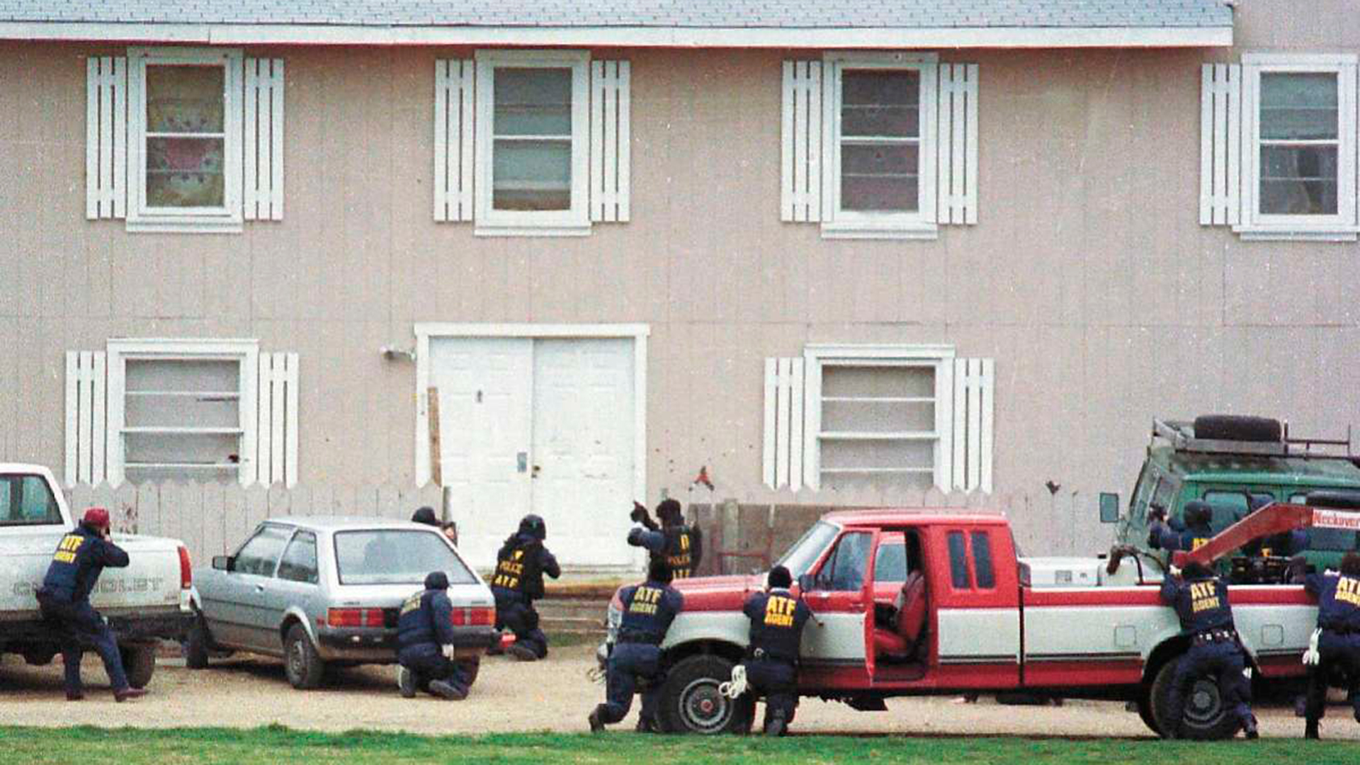La policía rodeó la sede de los davidianos en Texas- tenían una orden de allanamiento por abuso de menores y tenencia de armas ilegales. Su líder se negó y comenzó el infierno (AP Photo/Waco Tribune Herald)
