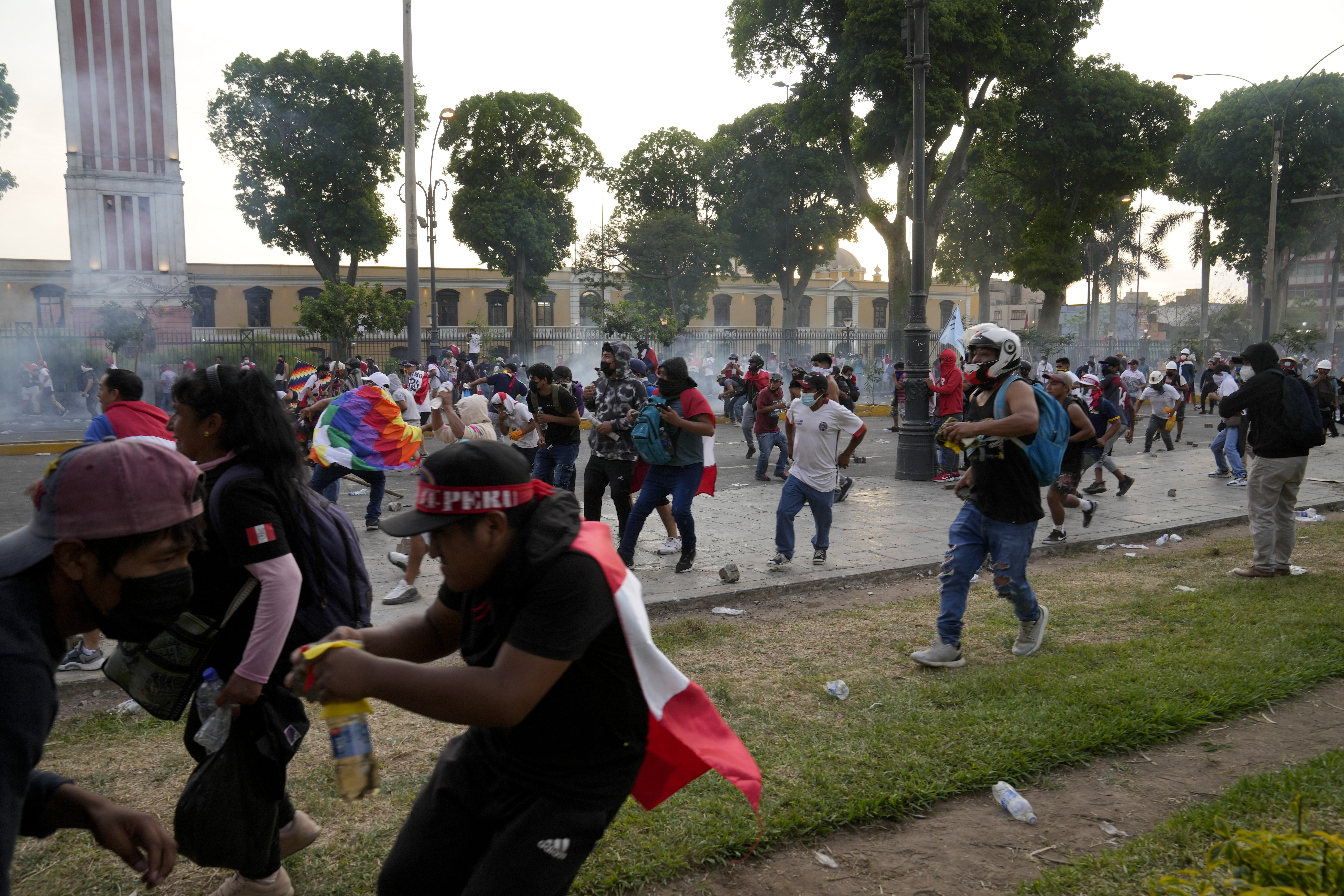 Demonstranten der Opposition stoßen am Donnerstag, den 19. Januar 2023 in Lima, Peru, mit der Polizei zusammen.  Die Proteste fordern sofortige Fortschritte bei den Wahlen, den Rücktritt von Polwart, die Freilassung des gestürzten Präsidenten Pedro Castillo und Gerechtigkeit für mindestens 48 im Konflikt getötete Demonstranten.  Polizei.  (AP Foto/Martin Mejia)