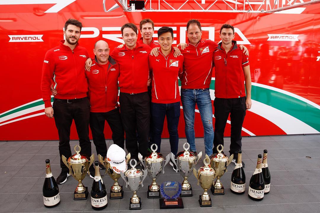 Con el Ferrari Driver Academy corrió en categorías promocionales y su subcampeón de la Fórmula 4 Italiana (@gyzhou_33)