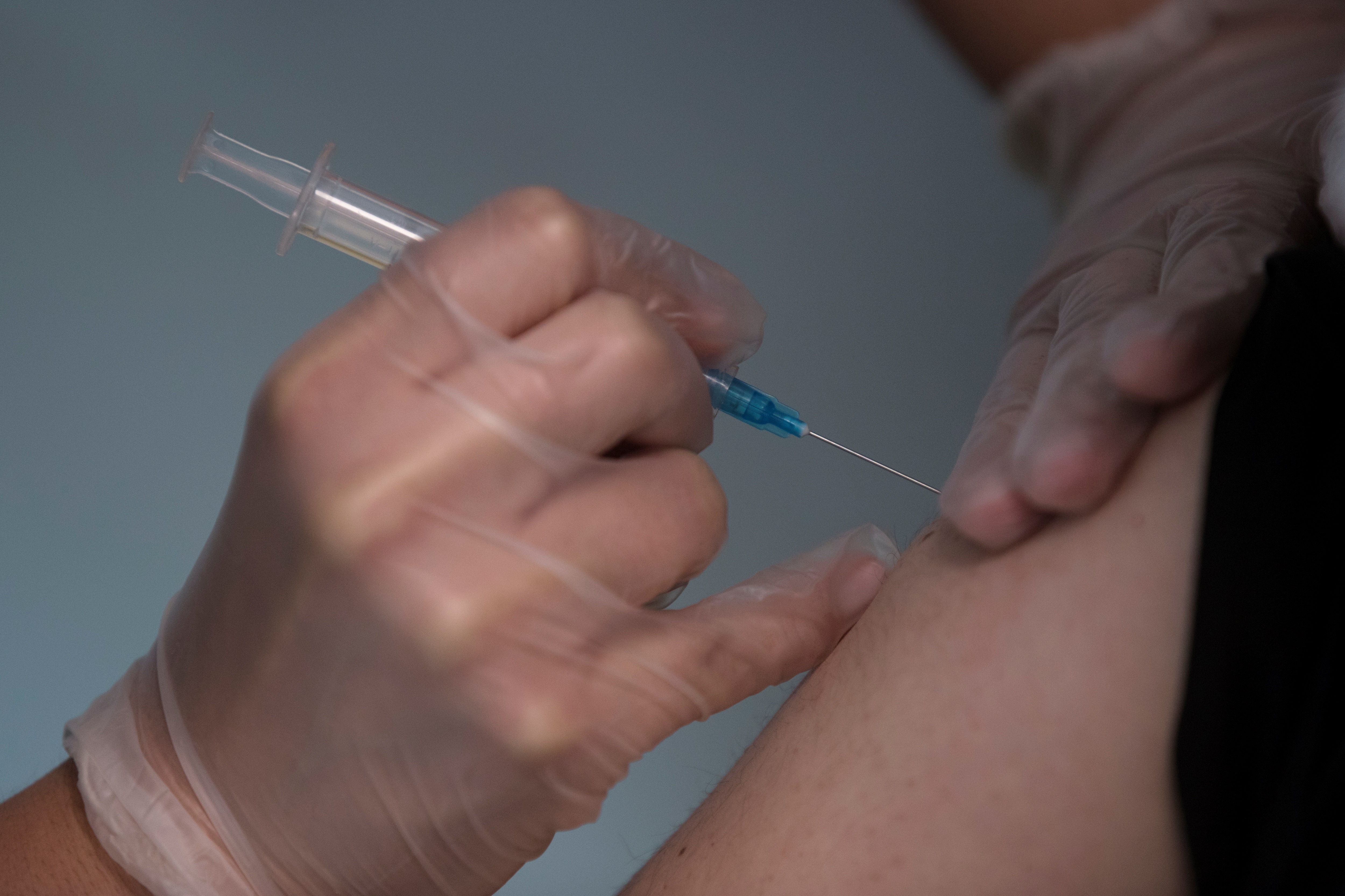 Las personas con factores de riesgo fueron las primeras, después de los adultos mayores con prioridad para recibir alguna de las vacunas disponibles (Efe) 