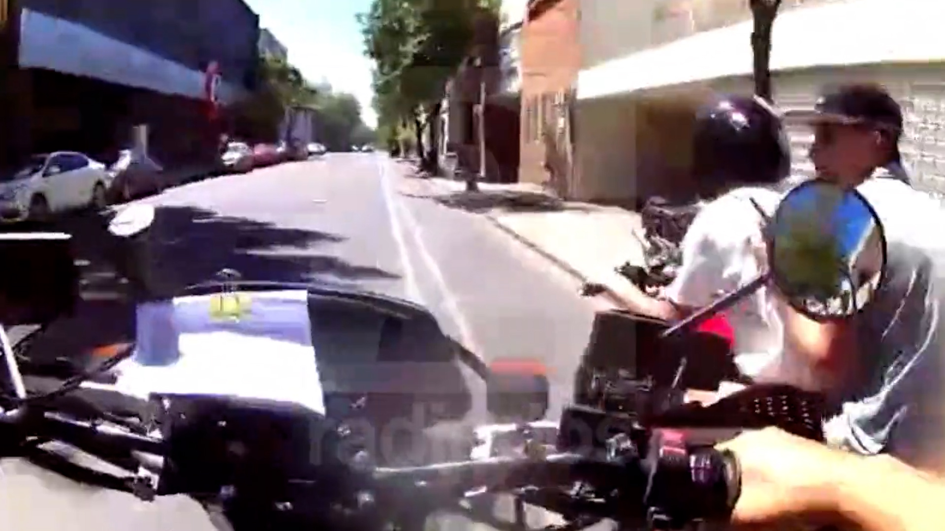 El momento en el que un agente motorizado se acerca a los motochorros e intenta frenar su fuga. 