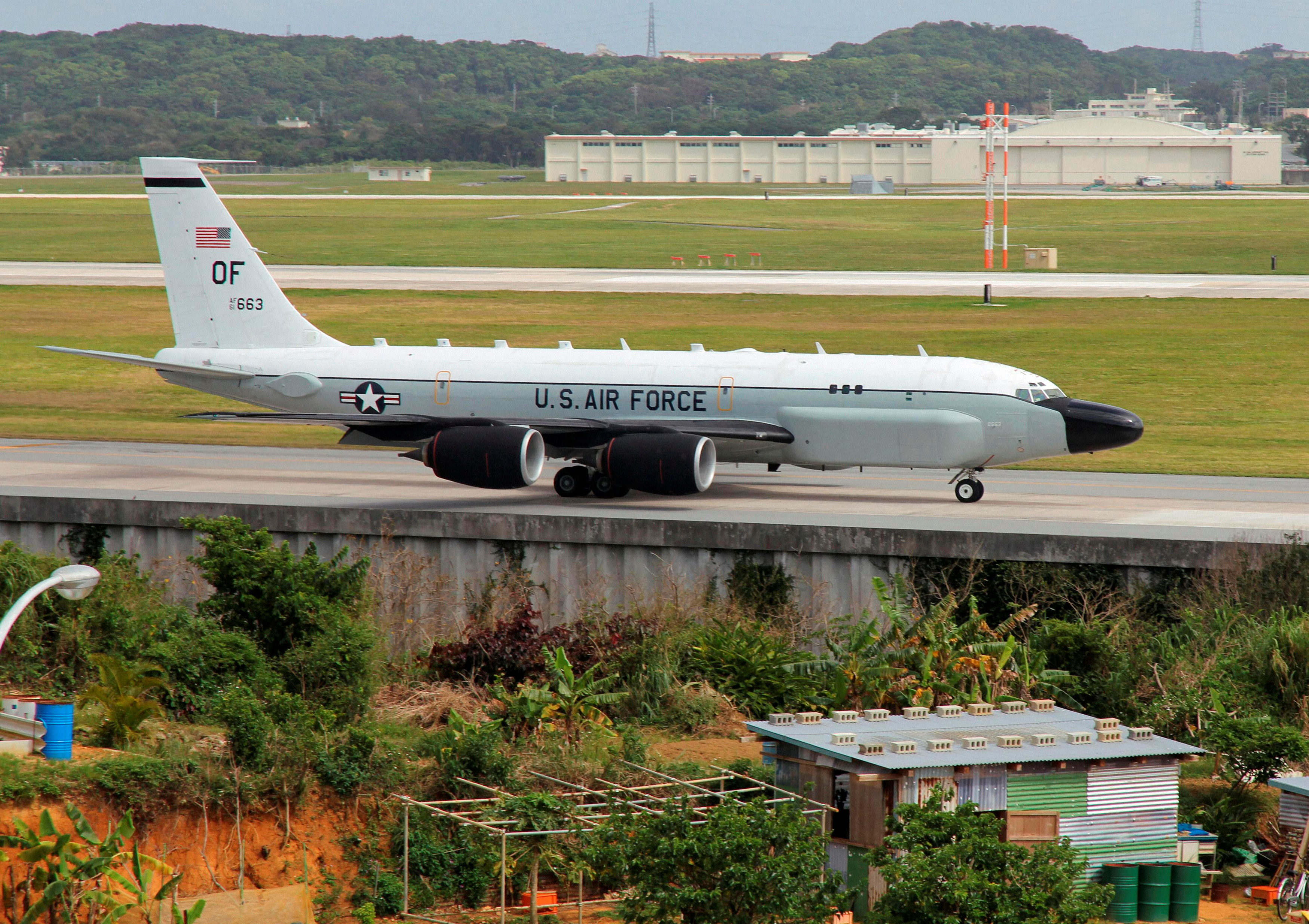 FOTO DE ARCHIVO: El RC-135S Cobra Ball de la Fuerza Aérea de EE. UU. en la Base de la Fuerza Aérea de EE. UU. en Kadena, en la isla de Okinawa, en el suroeste de Japón, en esta foto tomada por Kyodo el 10 de abril de 2012. Crédito obligatorio. REUTERS/Kyodo/Foto de archivo