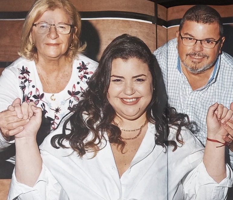 "Fui ciega una semana por lo emocional": Karina Hernández y la experiencia de ser la hija oyente de padres sordos