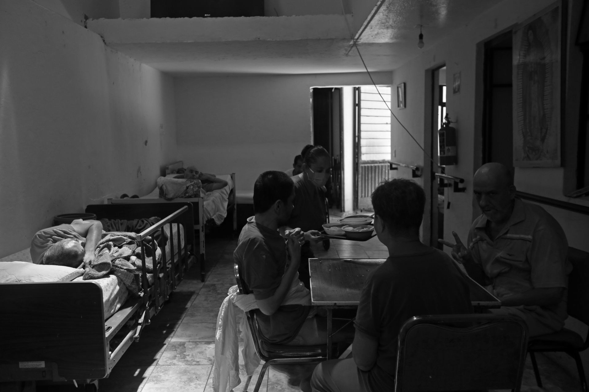 Una asistente del albergue Amigos de Juanita y Fernando A.C., provee los alimentos que se disponen a recibir los pacientes de la institución en un día común en la institución que alberga a 52 personas con problemas crónico degenerativos en estado de abandono.